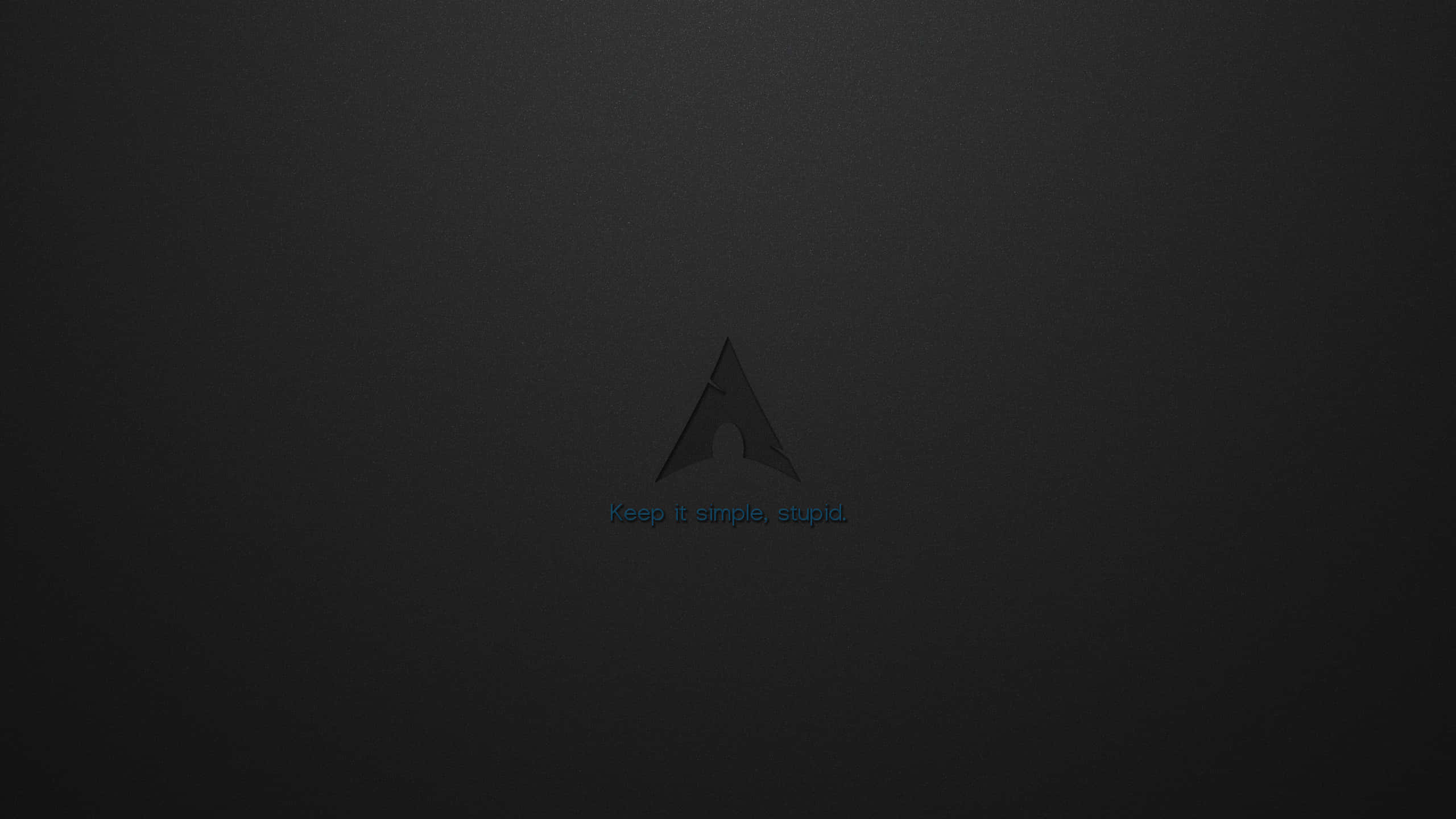 Arch Linux 桌布 壁紙 — 極簡深灰色牆紙，帶有微妙的三角形標誌和藍色文字「Keep it simple, stupid.」