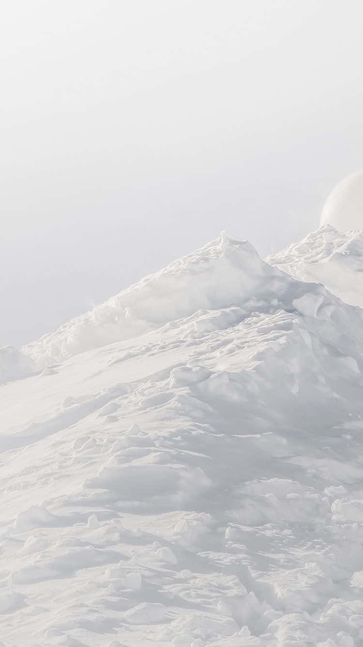 薄霧中的雪山頂，柔和光線