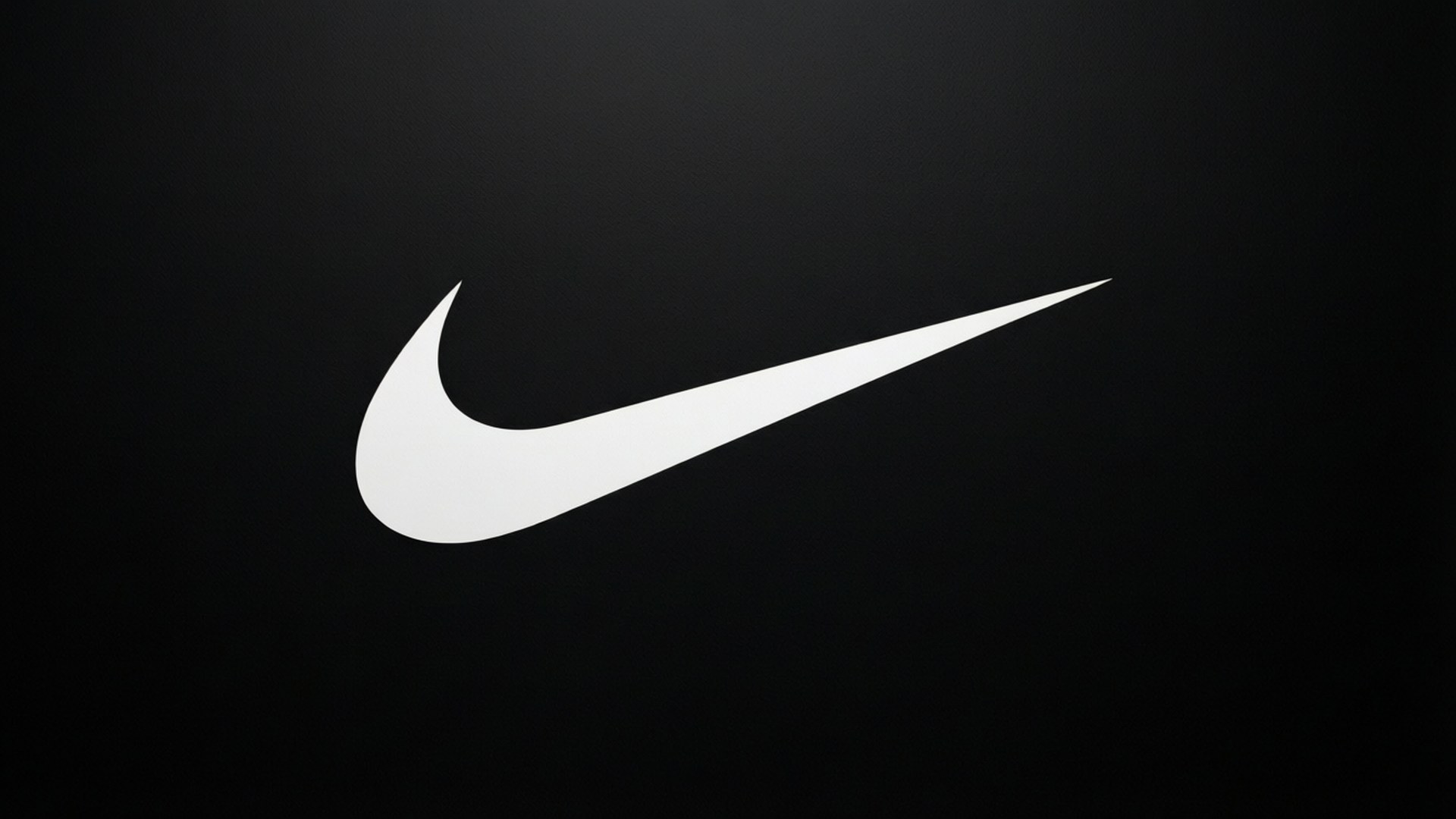 白色Nike Swoosh標誌在黑色漸變背景上