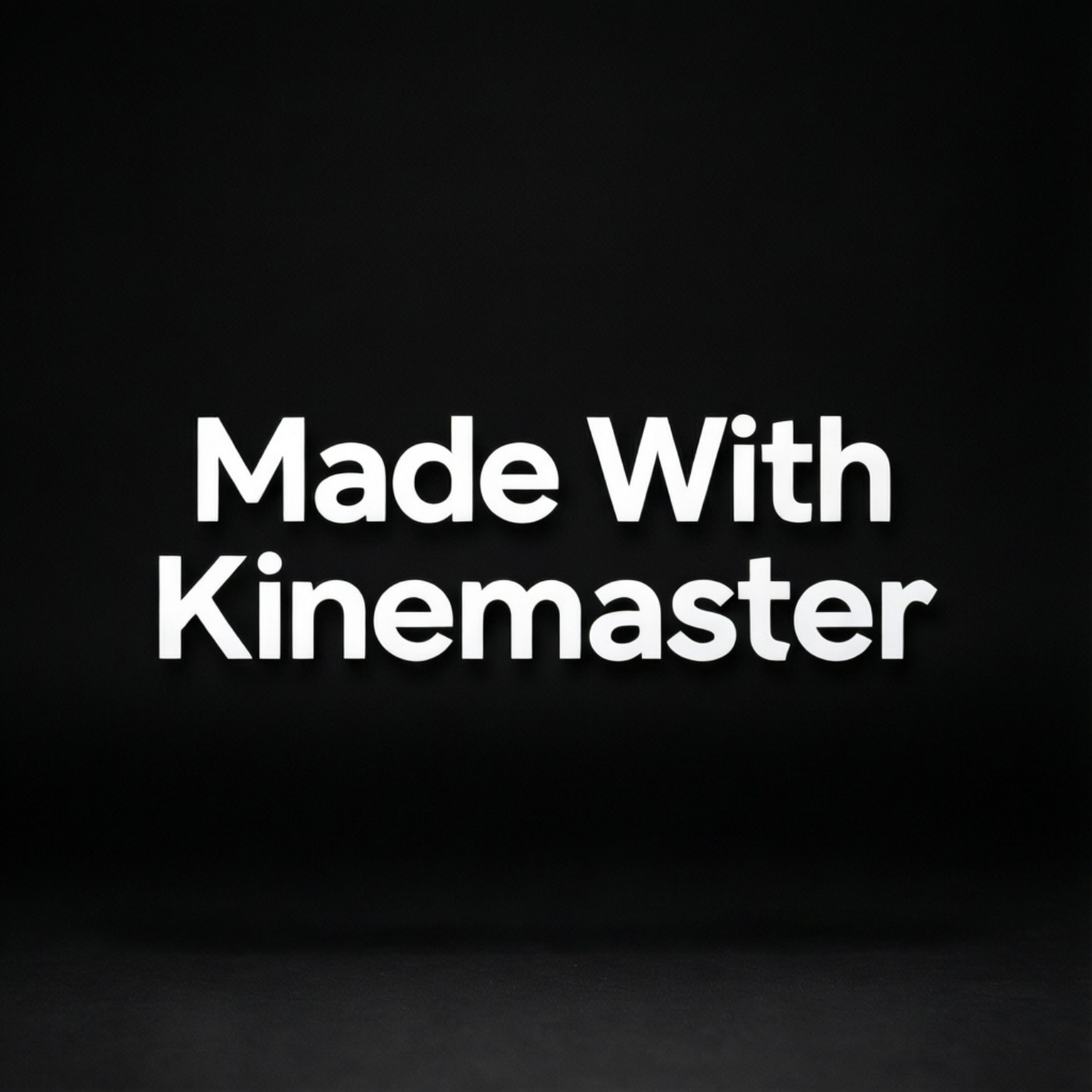 黑色背景上顯示Made With Kinemaster的白色文字。