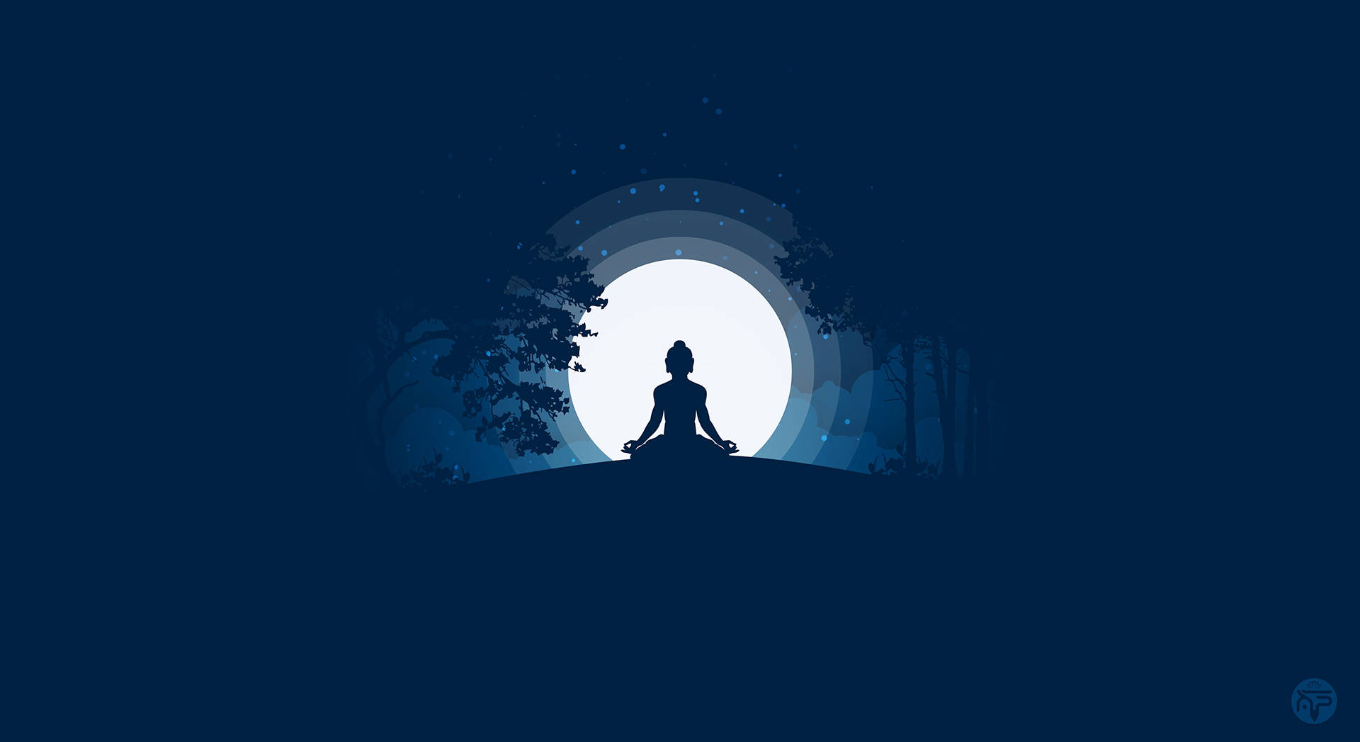 一個人在夜間的森林中，在滿月下冥想。