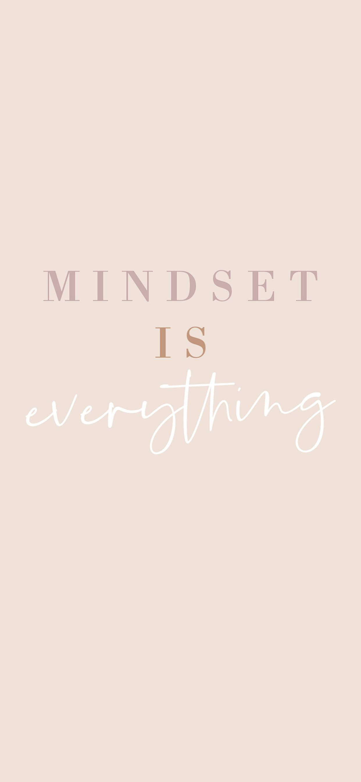 Beige Minimalist 桌布 壁紙 — 極簡粉彩牆紙，上面用優雅的混合字體寫著「mindset is everything」。