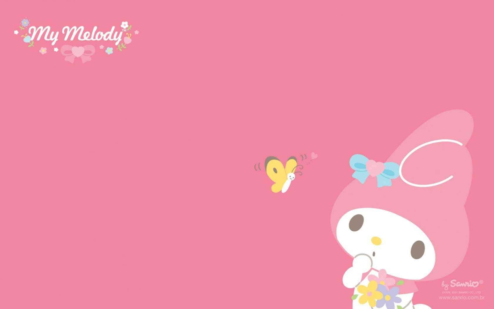 My Melody 戴藍色蝴蝶結的兔子看著黃色蝴蝶在花朵附近飛舞。