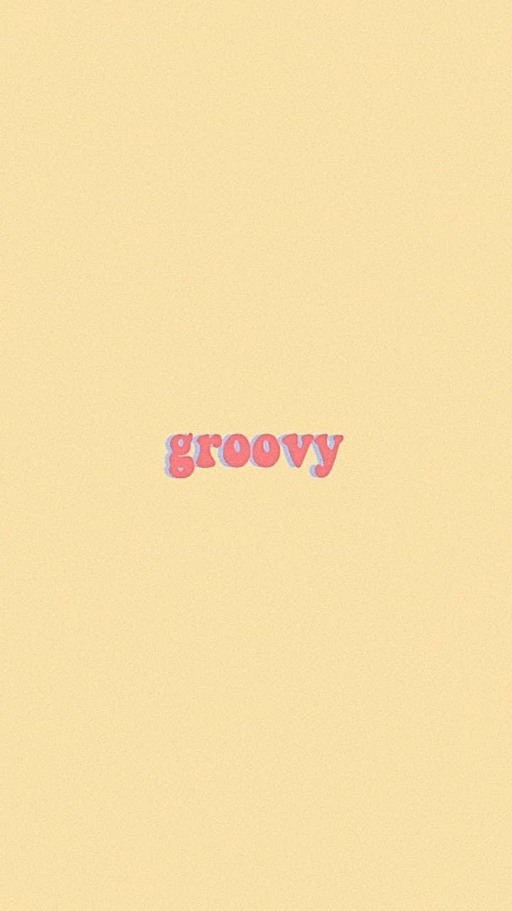 極簡粉紅搖滾風字體肖像 壁紙 — 「groovy」一詞以粉紅色復古字體居中顯示在帶紋理的淡黃色背景上。