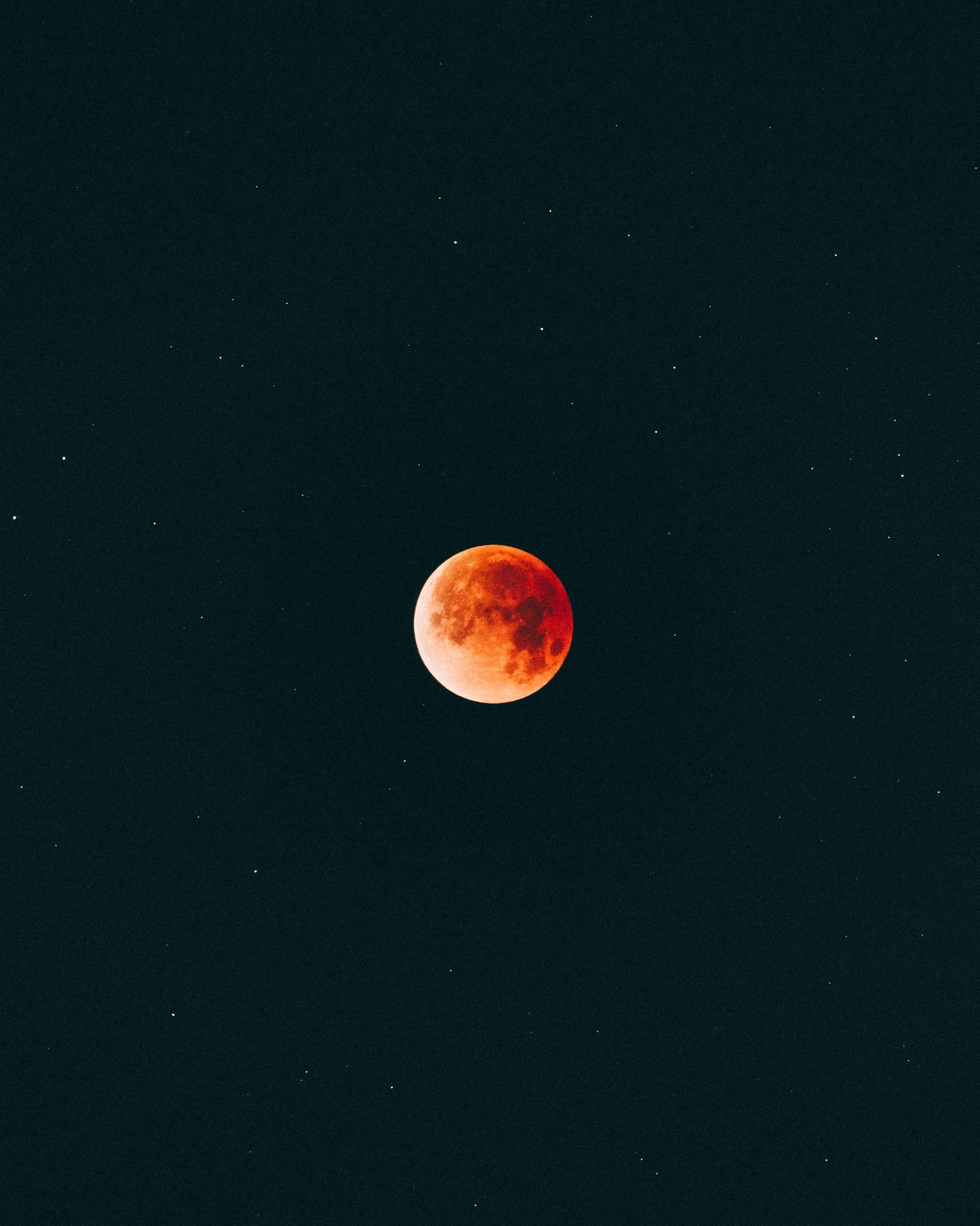 極簡紅月 壁紙 — 一輪血紅色的月亮在深靛藍色調的星空夜空中生動地發光。