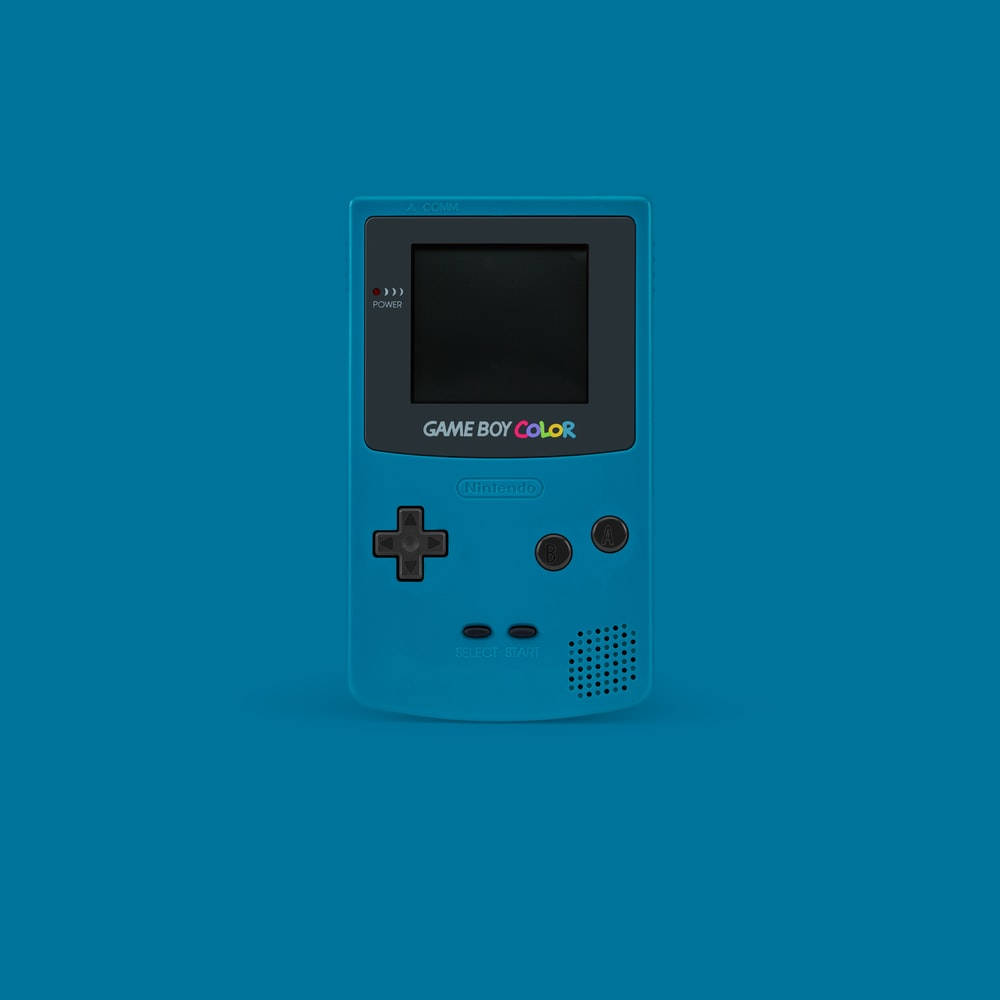 極簡藍色Game Boy Color 壁紙 — 一部鮮藍色 Game Boy Color 主機置中於純色青綠色背景上，帶有柔和陰影。