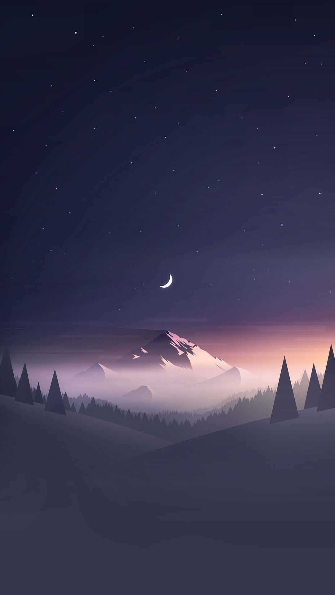 夜晚，新月和星星在薄霧的山巒和松樹剪影之上。
