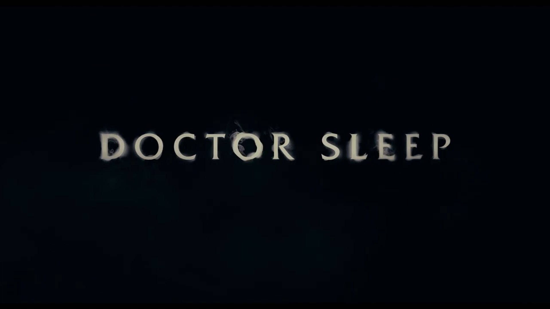 在黑色背景上發光的煙霧文字，顯示Doctor Sleep。