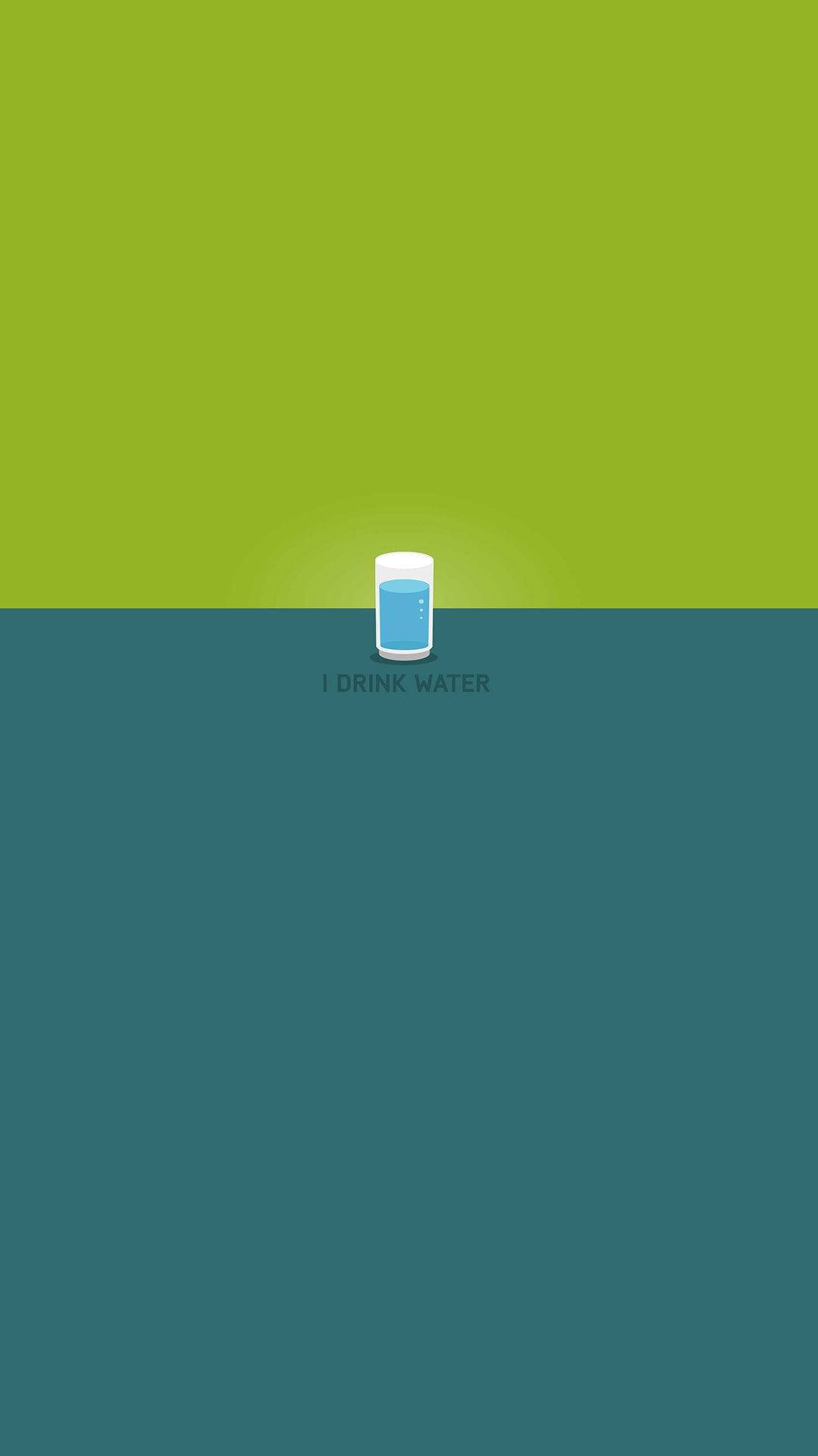 極簡風格 iPhone 水杯壁紙 壁紙 — 一個極簡風格的水杯，居中放置在青綠色表面上，背景為萊姆綠色，下方有文字。
