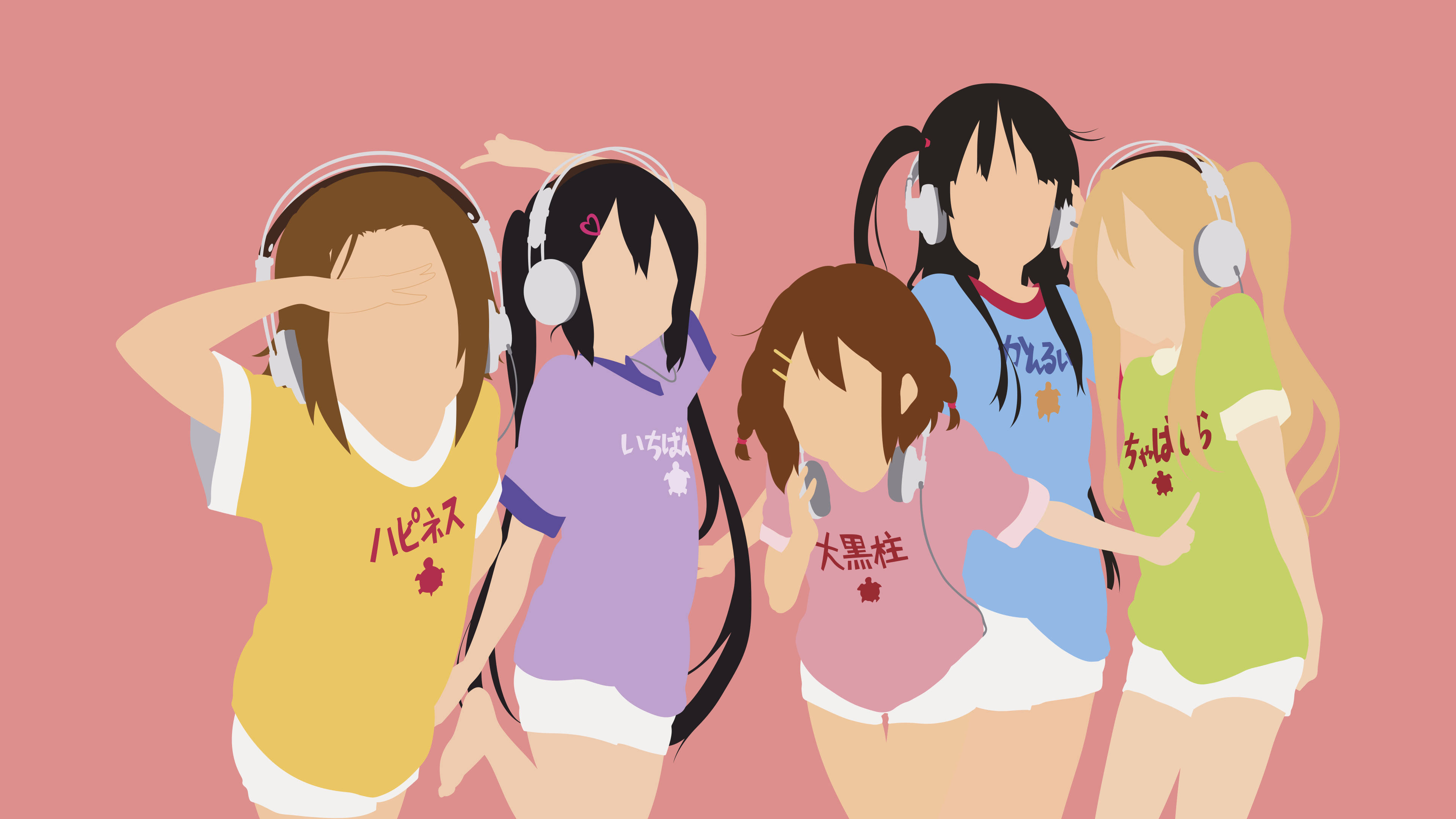 極簡風格 K-on 女孩 壁紙 — 五位動畫女孩穿著彩色襯衫和耳機，在純粉紅色背景前開心地擺姿勢。