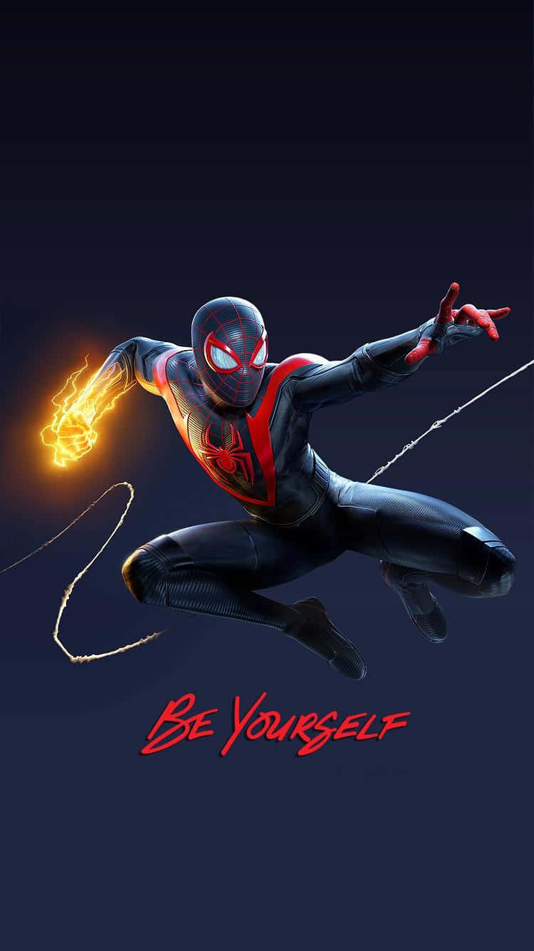 蜘蛛俠在黑暗背景中擺動，帶有發光的蜘蛛網和「Be Yourself」文字。