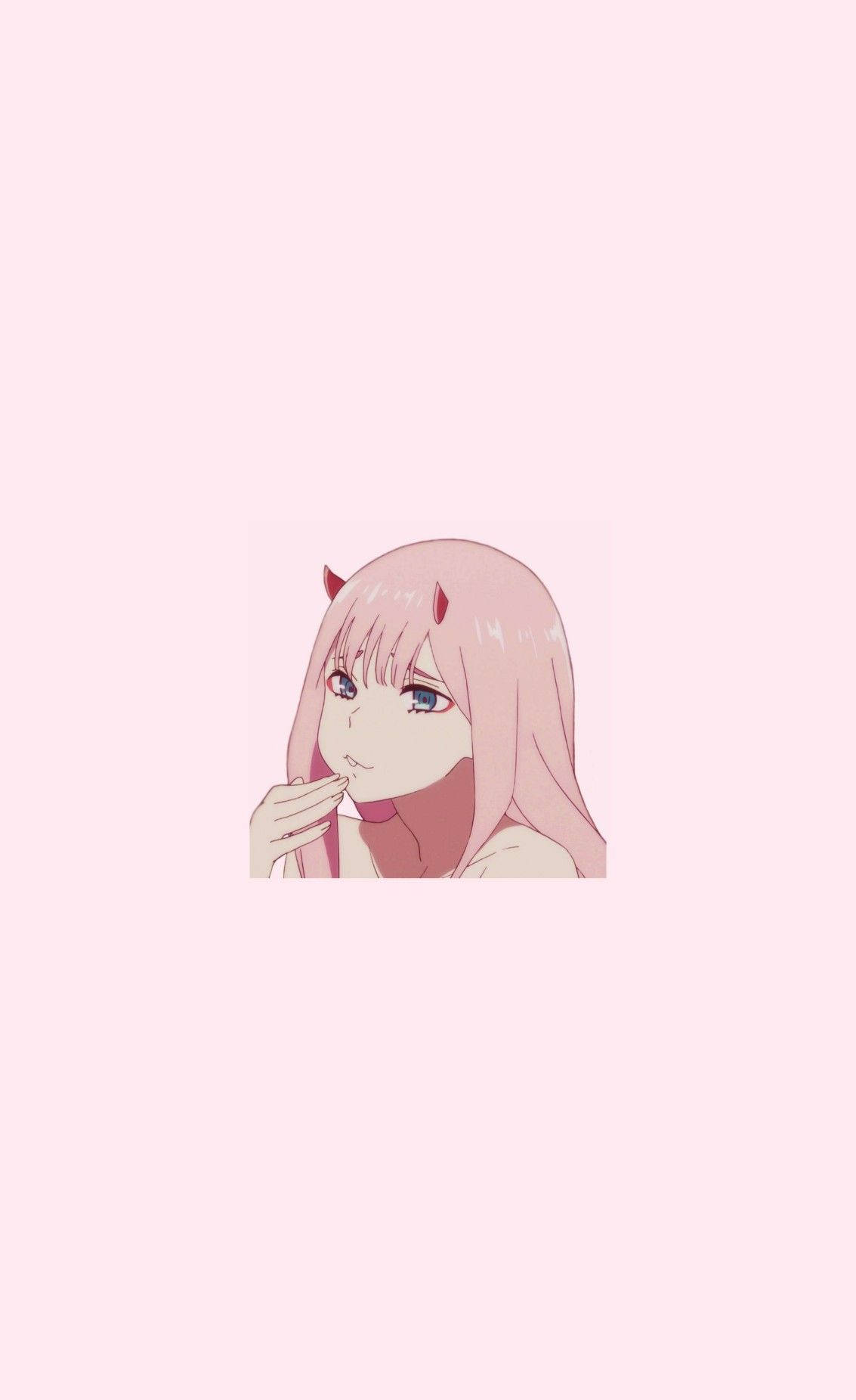 粉紅色頭髮和角的動漫女孩觸碰嘴唇
