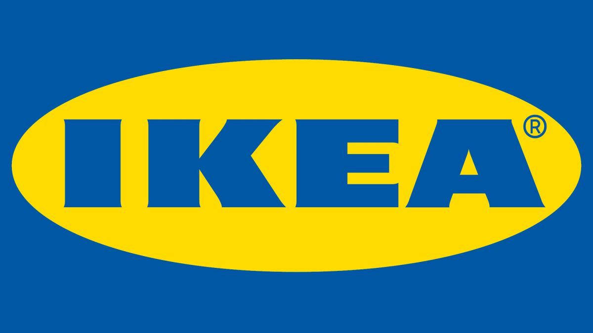 IKEA標誌，藍色文字在黃色橢圓形內，背景為藍色