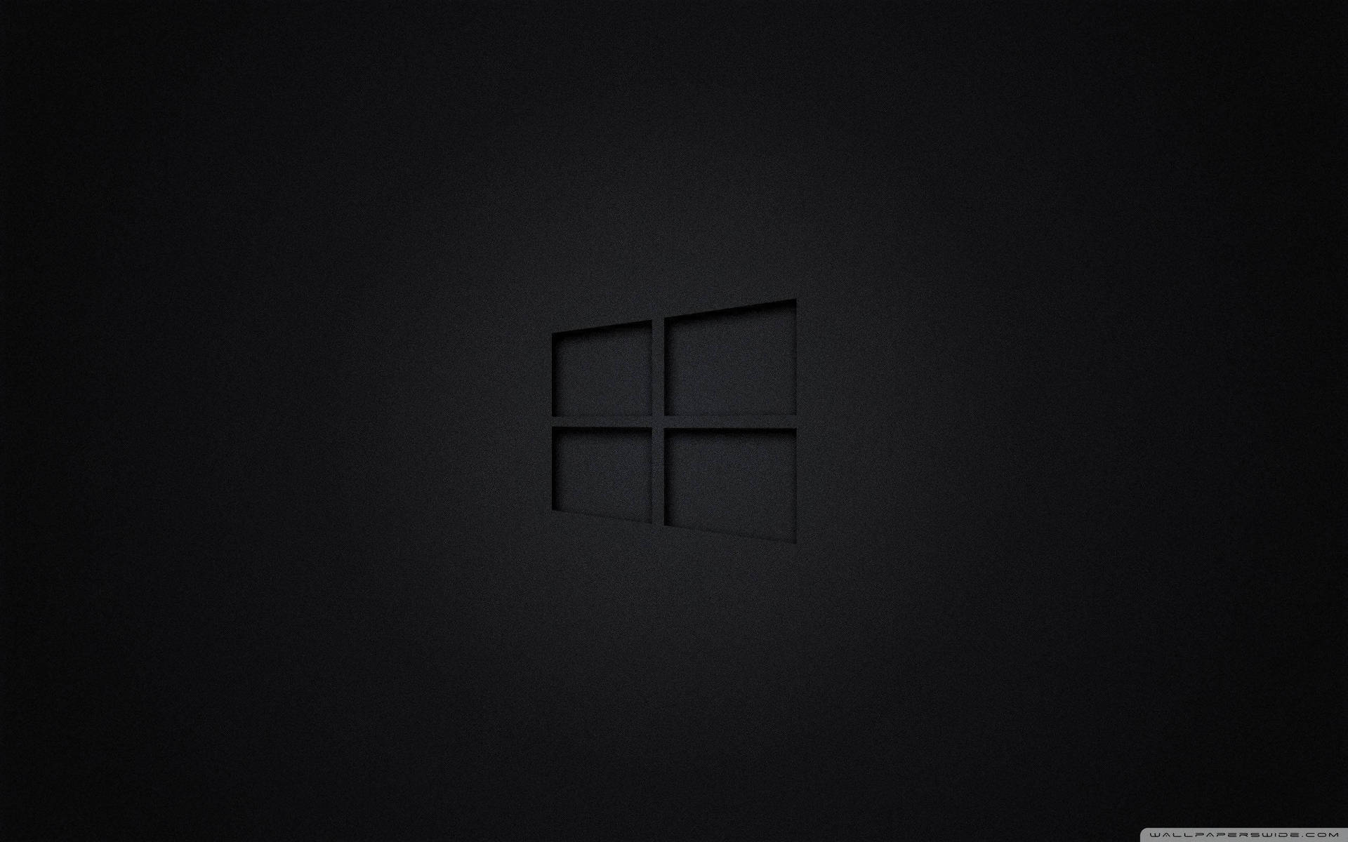 Windows標誌壓印在深色紋理牆壁上，光線柔和。