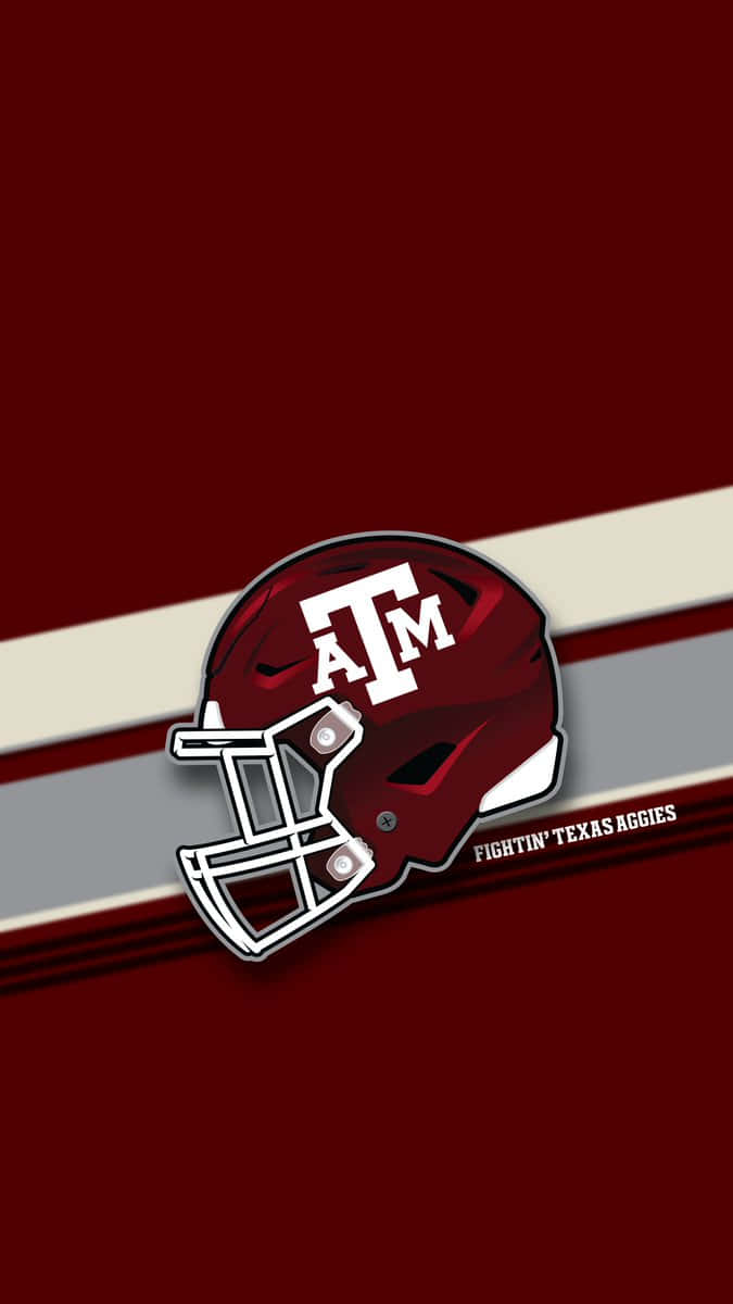 帶有條紋的栗色背景上，印有「Fightin' Texas Aggies」文字的Texas A&M美式足球頭盔。