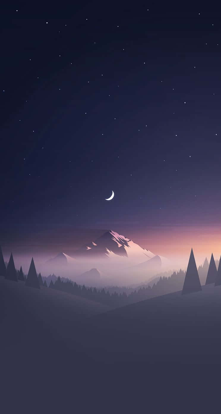 夜晚，新月和星星籠罩在霧氣繚繞的山脈和松樹之上。