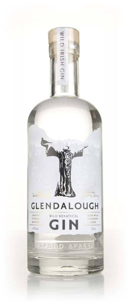 極簡風格格倫達洛赫野生金酒 壁紙 — 一瓶清澈的Glendalough Wild Botanical Gin，在銀色背景上呈現一個穿著長袍、雙臂高舉的人物醒目黑色剪影。