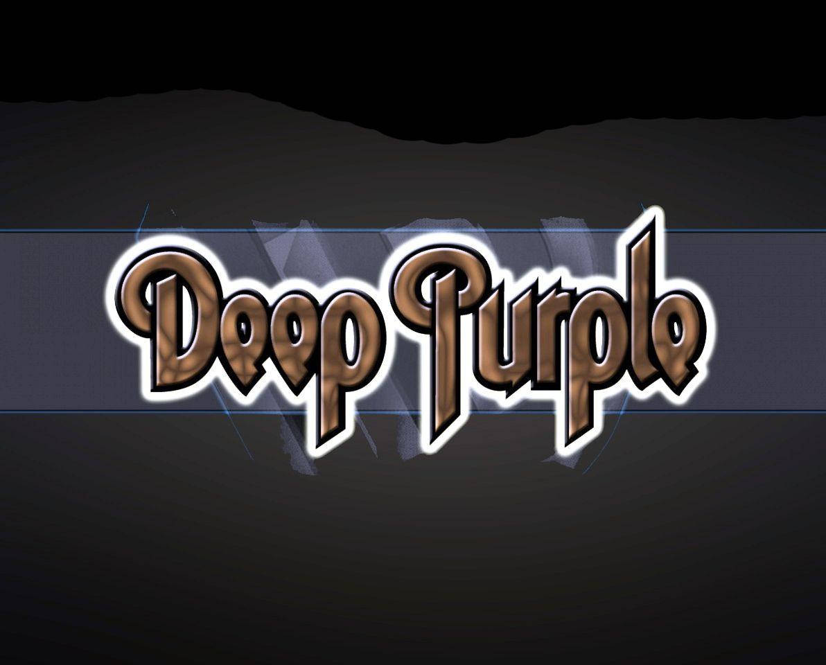 極簡風格深紫樂隊插畫 壁紙 — 大膽的金屬「Deep Purple」標誌在帶有微妙藍線的深色漸變背景上以白色輪廓發光。