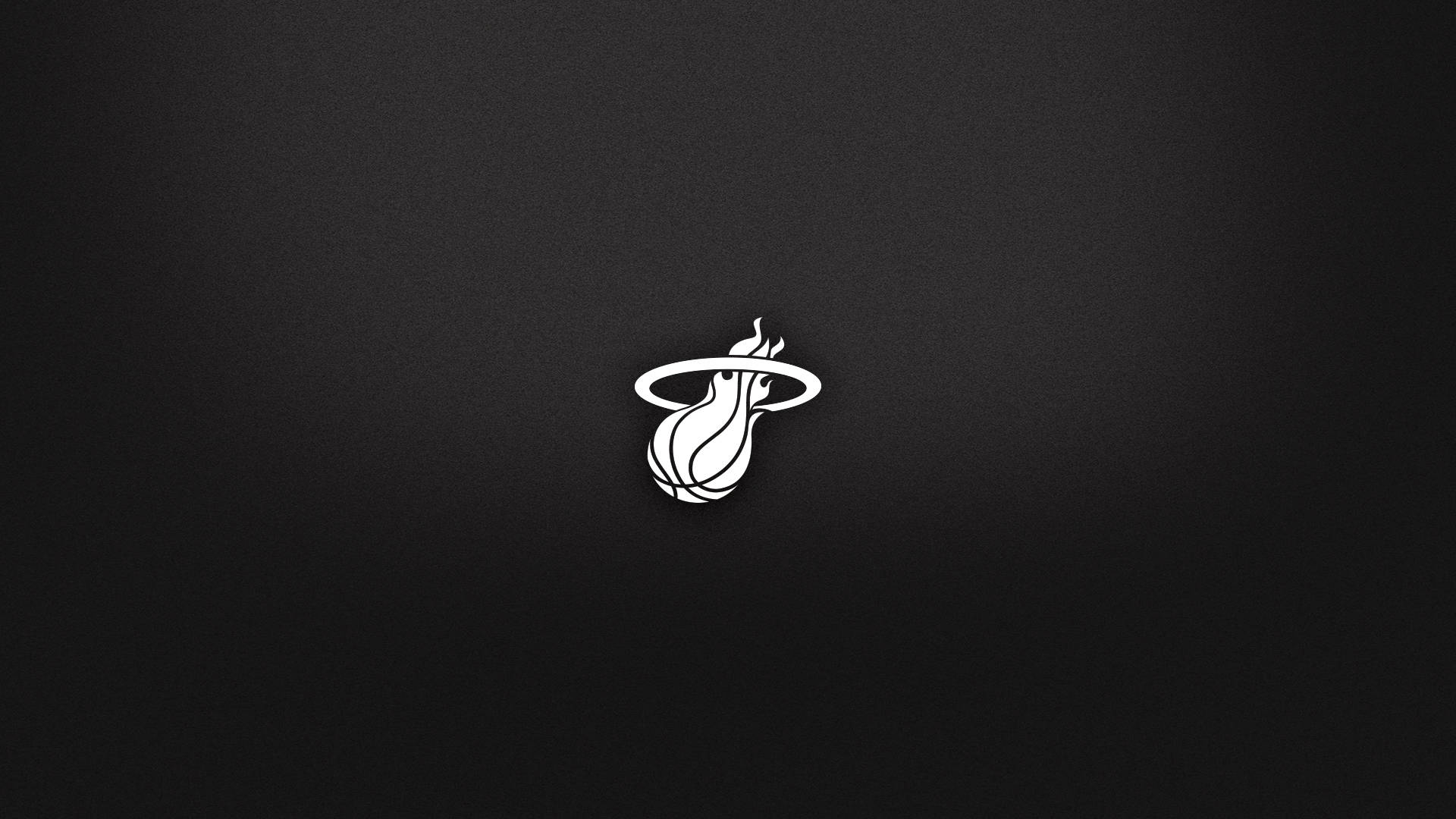 極簡風格熱火隊標誌 壁紙 — 一個極簡的白色邁阿密熱火隊標誌，居中放置在帶有紋理的黑色背景上。