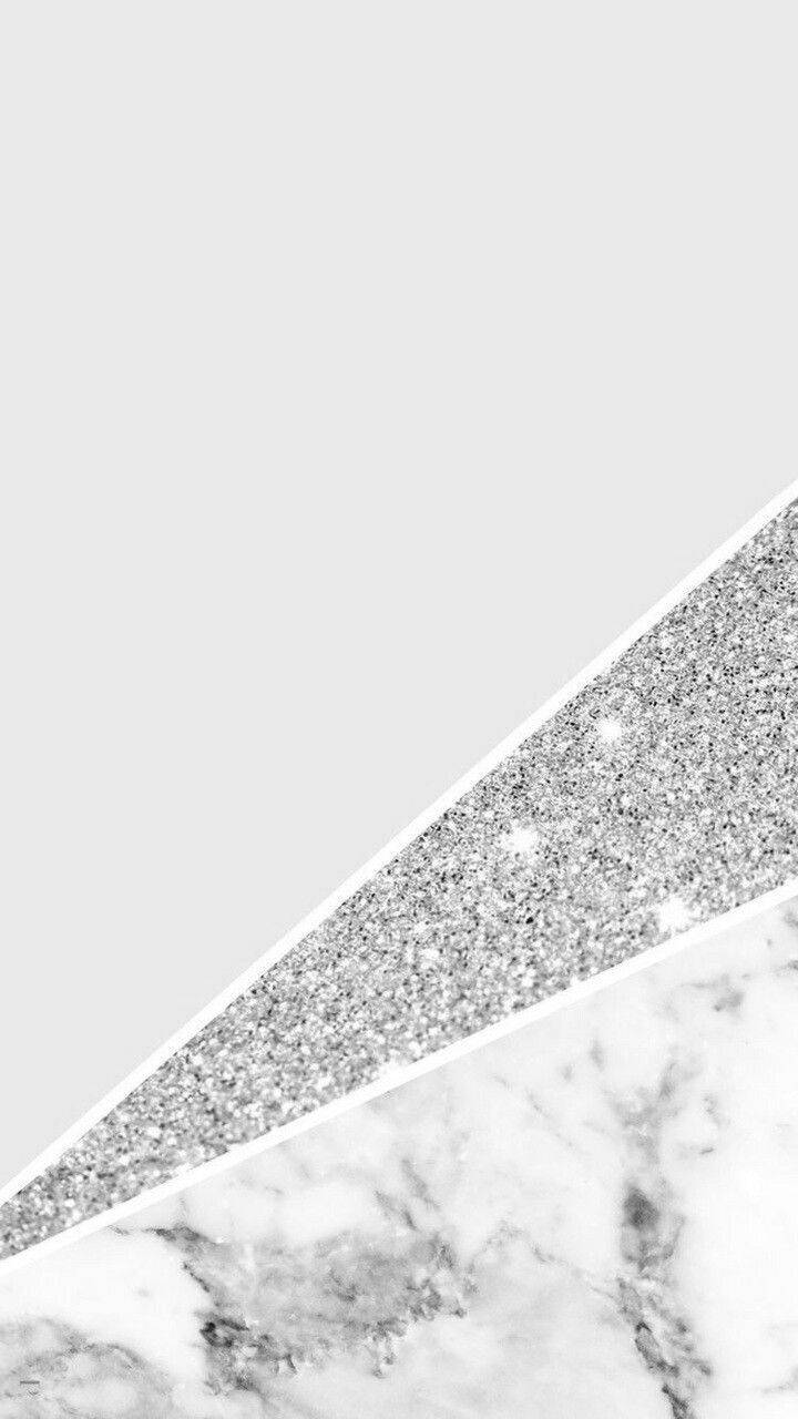 Aesthetic Gray 桌布 壁紙 — 極簡風格牆紙，淺灰色背景上閃亮銀色與白色大理石紋理呈對角線分割。