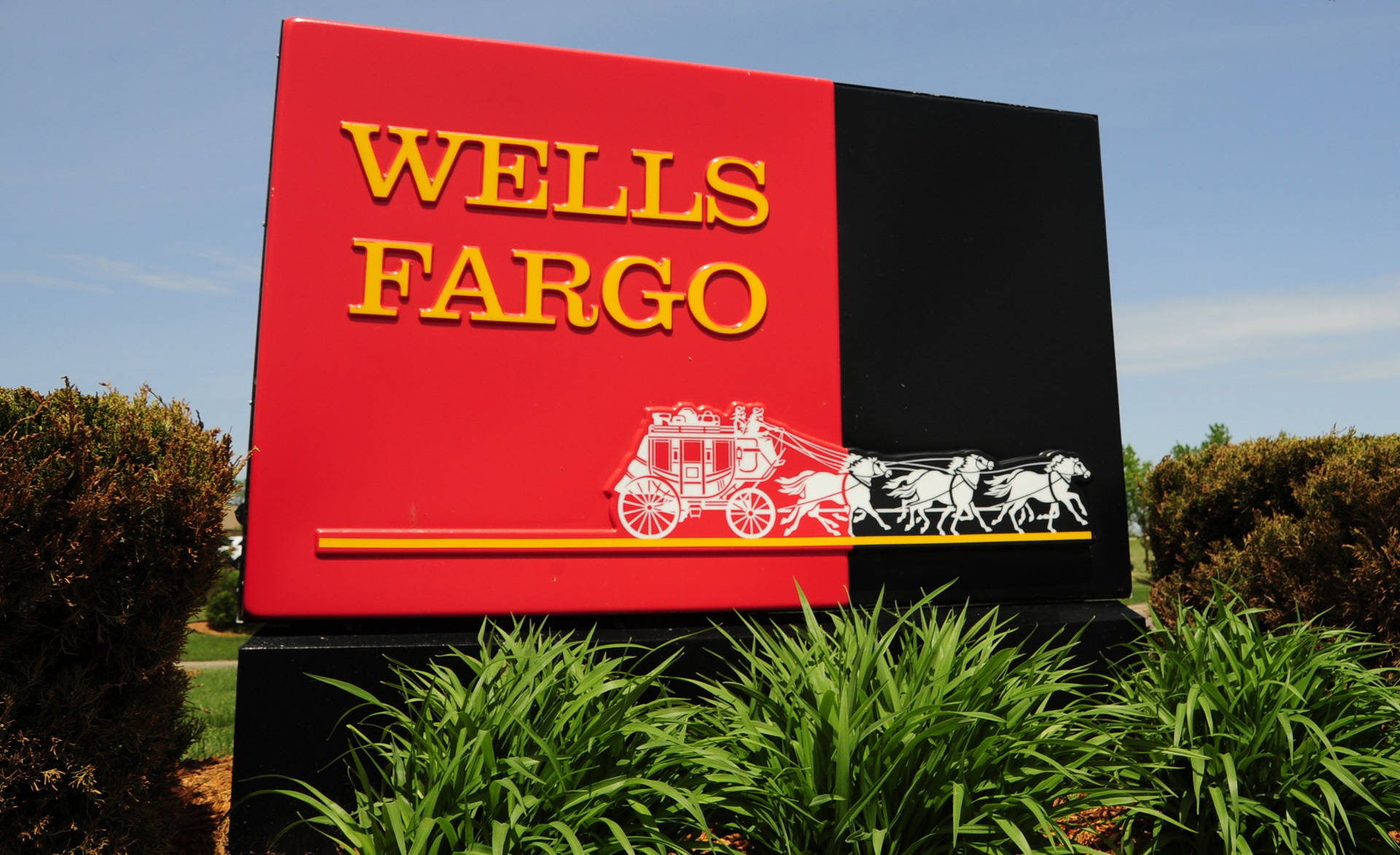 Wells Fargo 銀行標誌，帶有驛馬車標誌，紅黑黃色
