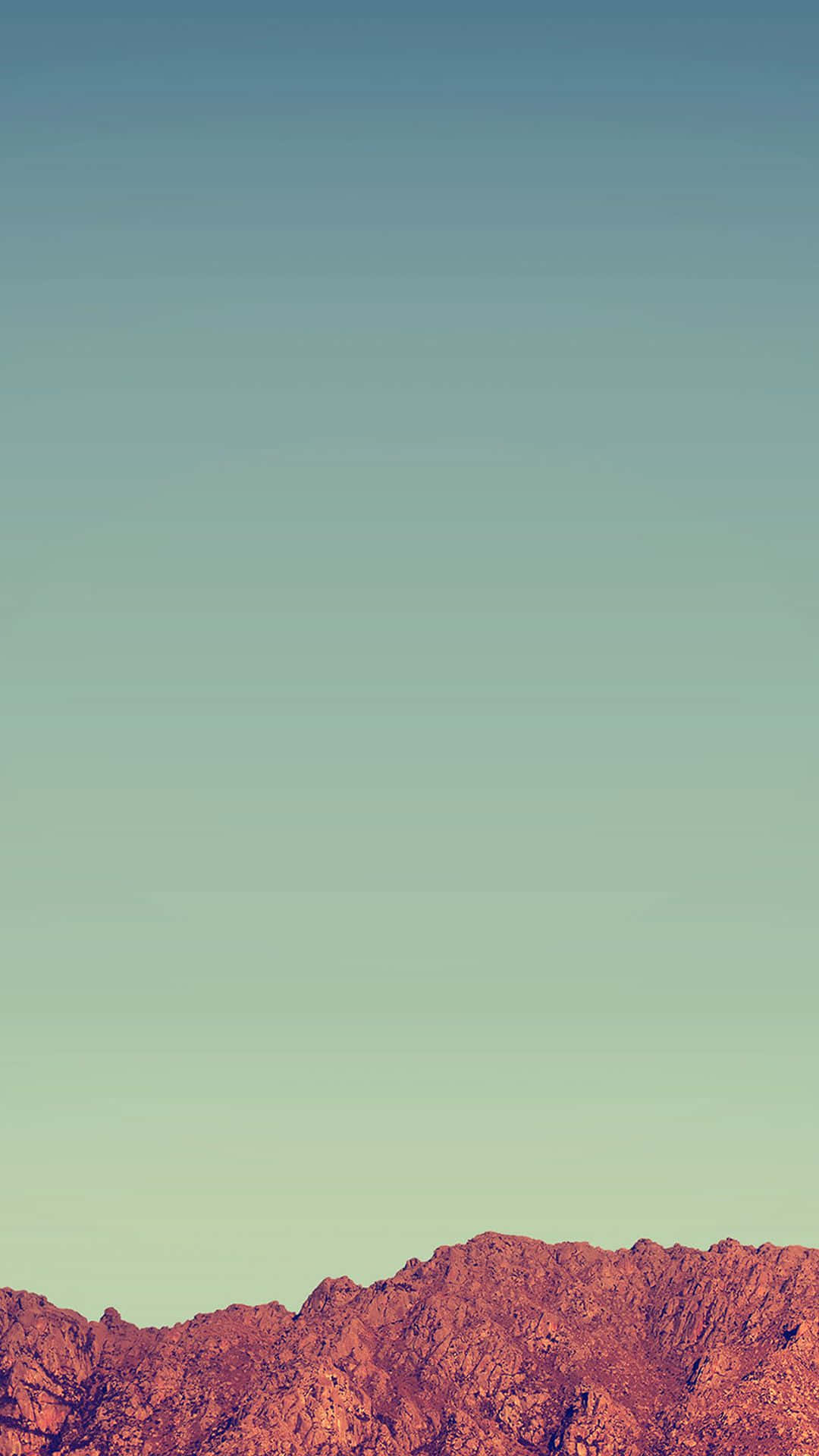 Minimalist Sky 桌布 壁紙 — 極簡風格的山脈剪影，沐浴在溫暖的日落色調中，背景為漸變天空。