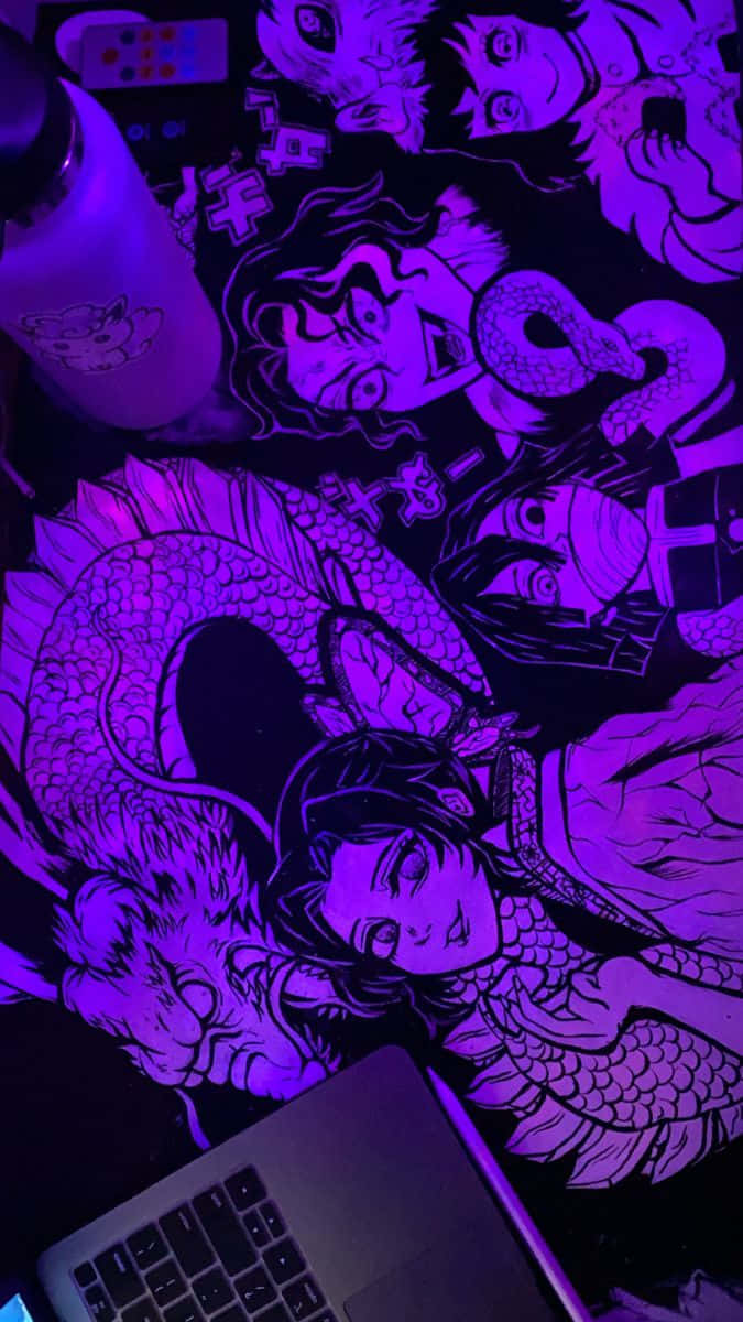 極簡風格鬼滅之刃藝術 壁紙 — 一幅紫色霓虹燈動漫插圖，描繪一條龍和角色，散落在筆記型電腦和水瓶旁邊的桌子上。