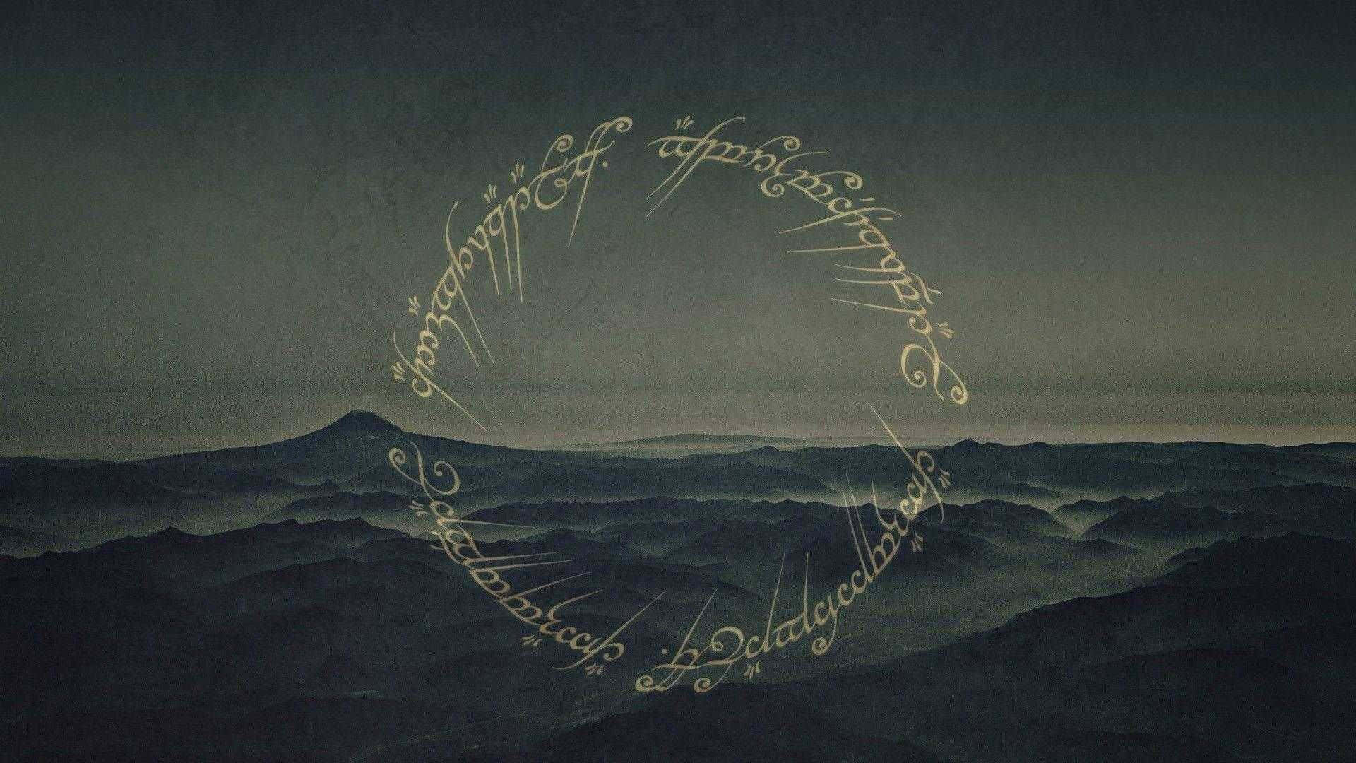 一個發光的精靈語戒指，在暮色中漂浮在霧氣瀰漫的山脈之上。