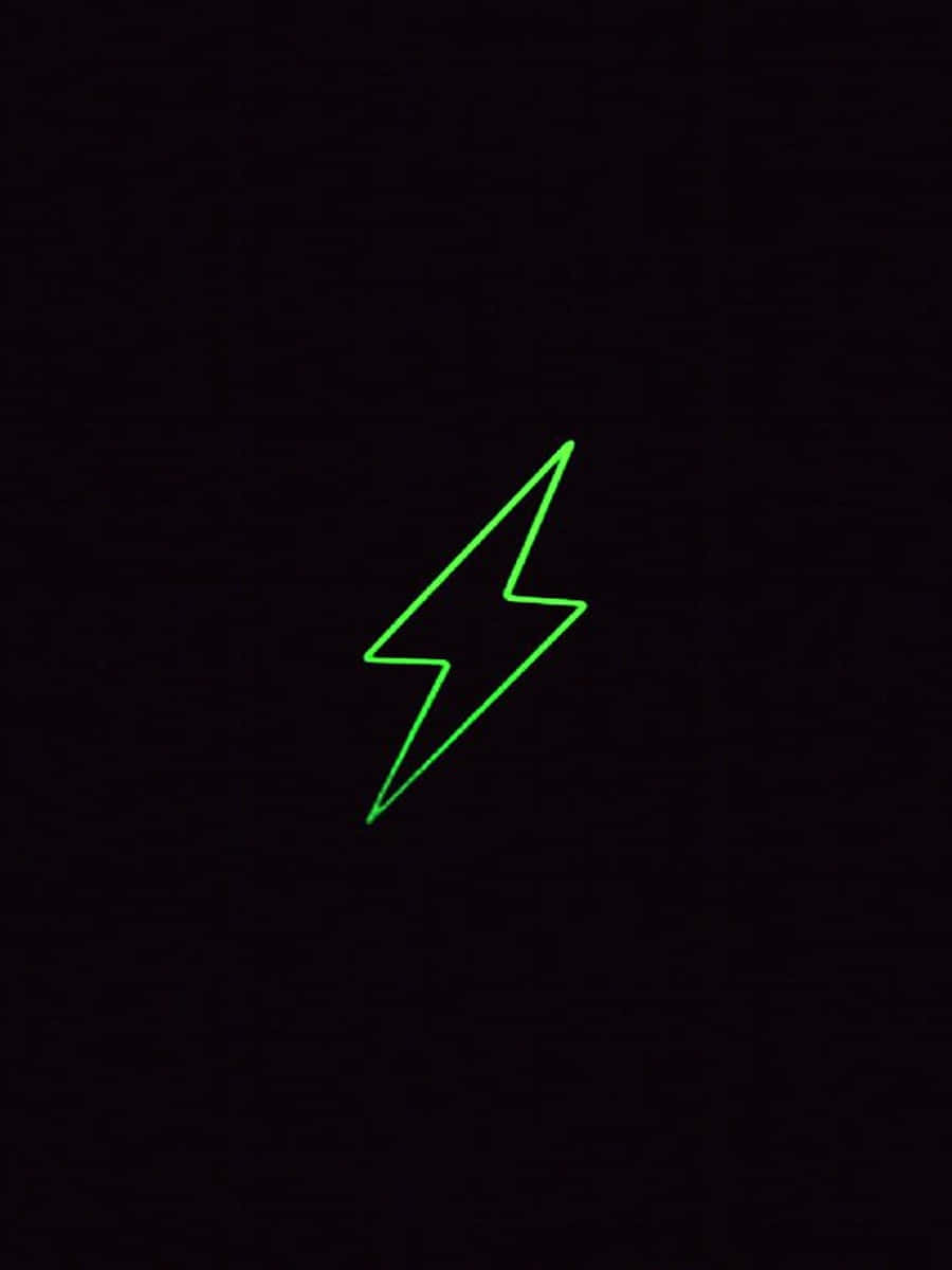 發光綠色霓虹閃電在黑色紋理背景上