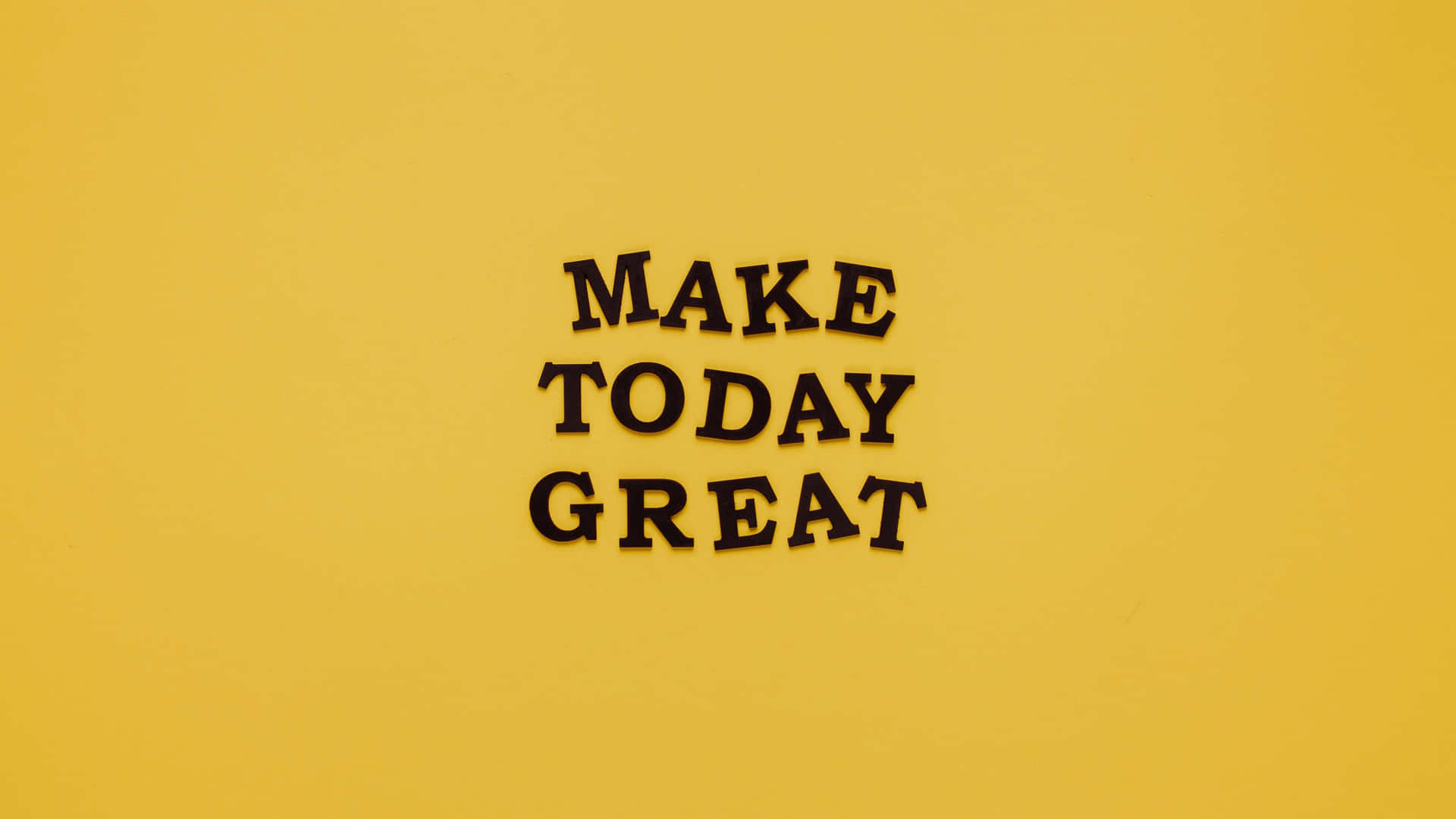 黃色背景上黑色字寫著「MAKE TODAY GREAT」的勵志文字。