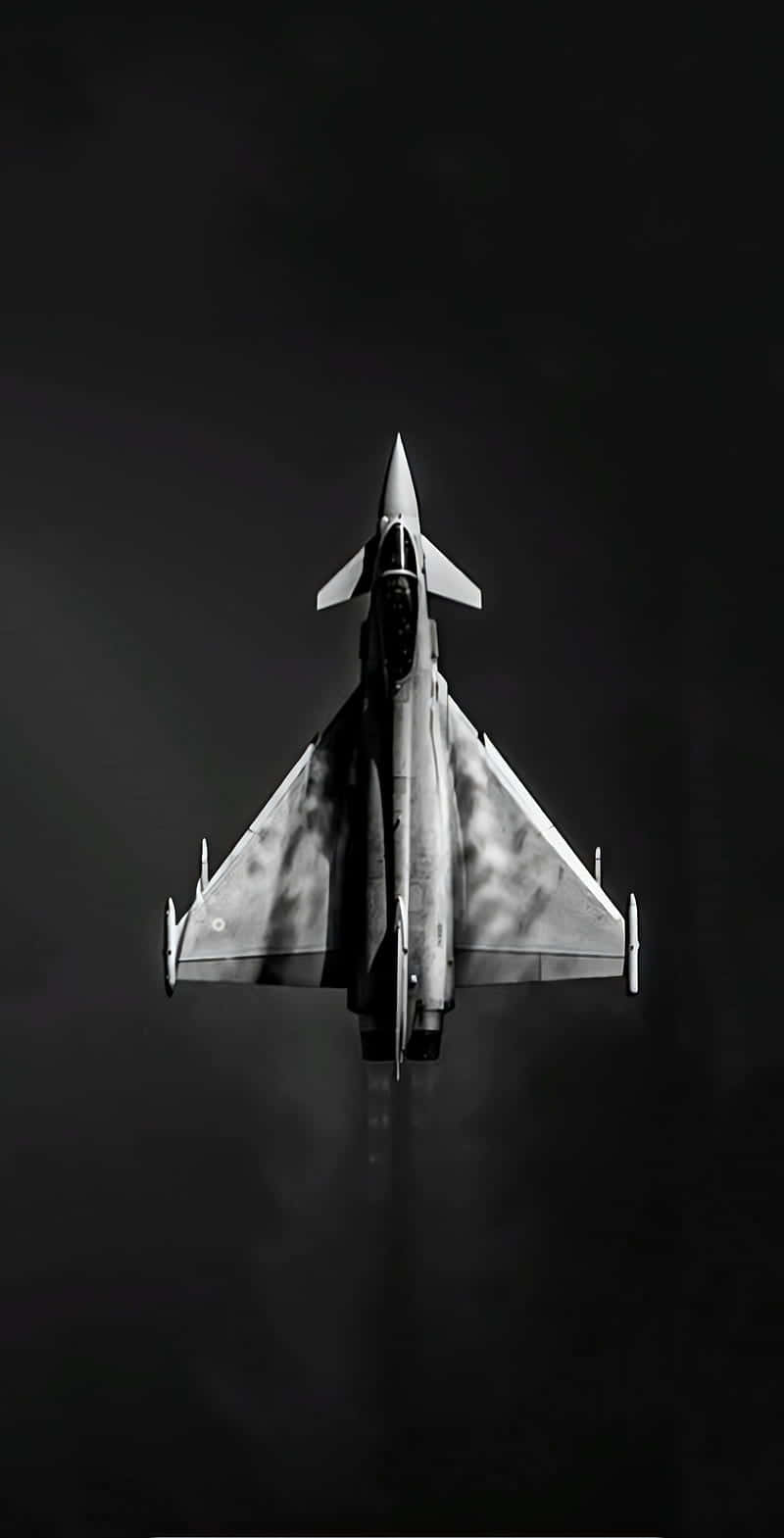 極簡黑白Android巨無霸飛機背景 壁紙 — 一架戰鬥機在黑暗的天空中向上翱翔，呈現戲劇性的黑白畫面。