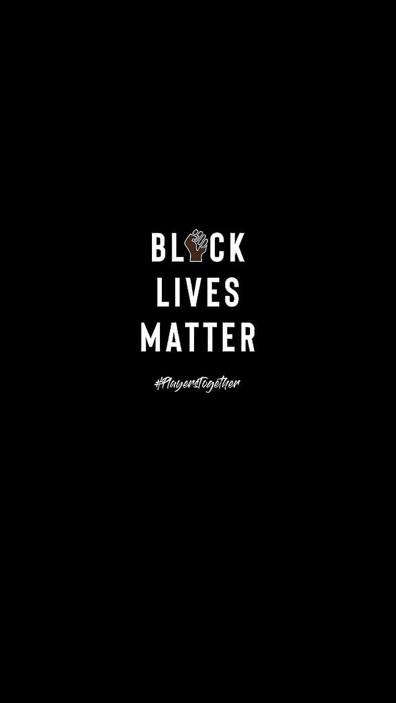 黑色背景上寫有白色文字「BLACK LIVES MATTER」和「#Prayertogether」