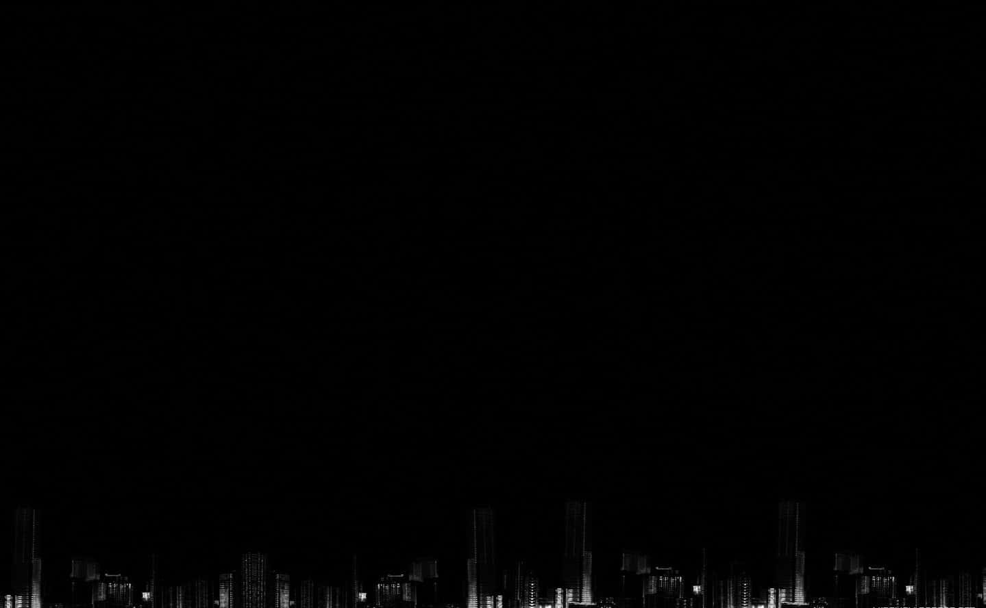 Pitch Black 桌布 壁紙 — 極簡黑白城市天際線夜景，黑暗天空中閃爍著發光的窗戶。