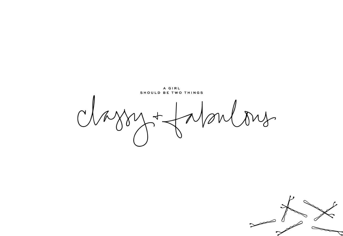 鼓舞人心的 桌布 壁紙 — 極簡黑色手寫字體寫著「A girl should be two things classy + fabulous」，白色背景上散落著髮夾。