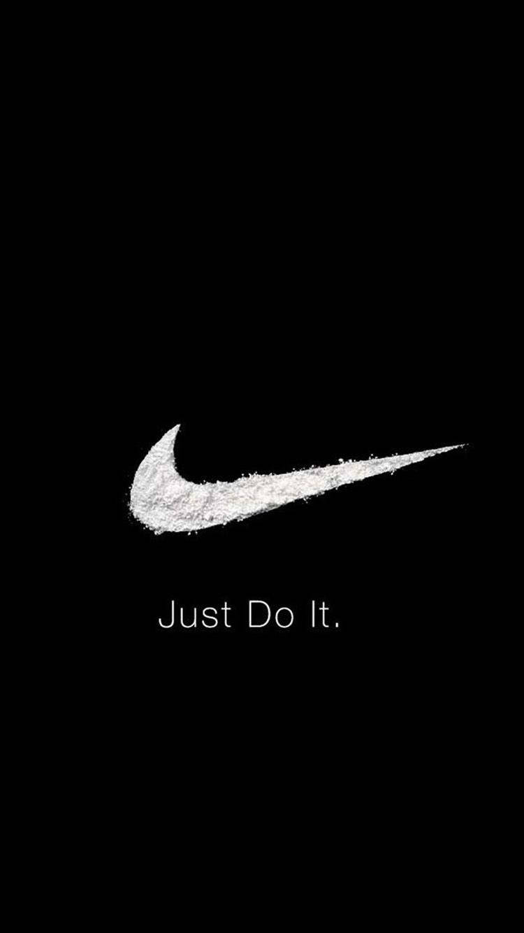 Powder Nike iPhone Background 壁紙 — 極簡黑色桌布，中央有白色粉末狀的Nike勾勾和「Just Do It.」文字。
