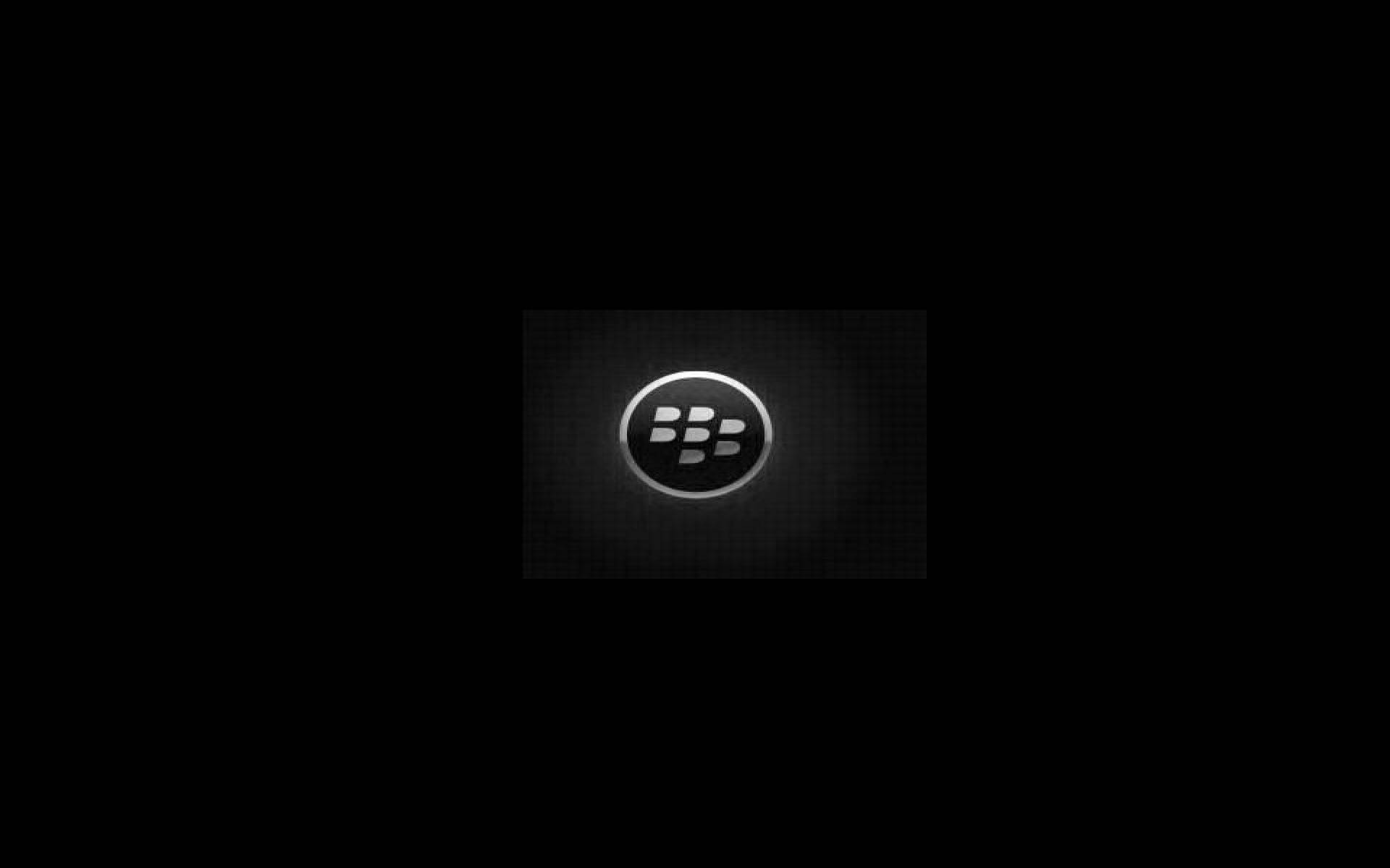 極簡黑莓標誌 壁紙 — 發光的BlackBerry標誌置於深色紋理背景中央，帶有微妙的徑向光效。