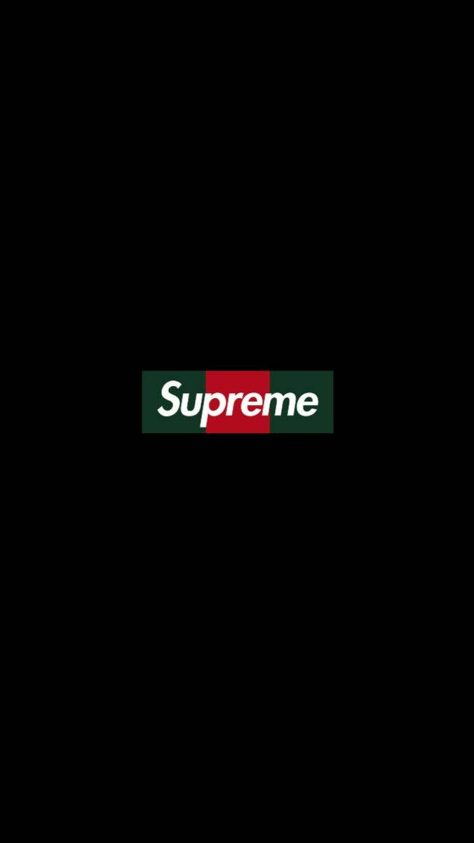 黑色背景上帶有紅色和綠色方塊的 Supreme 標誌。