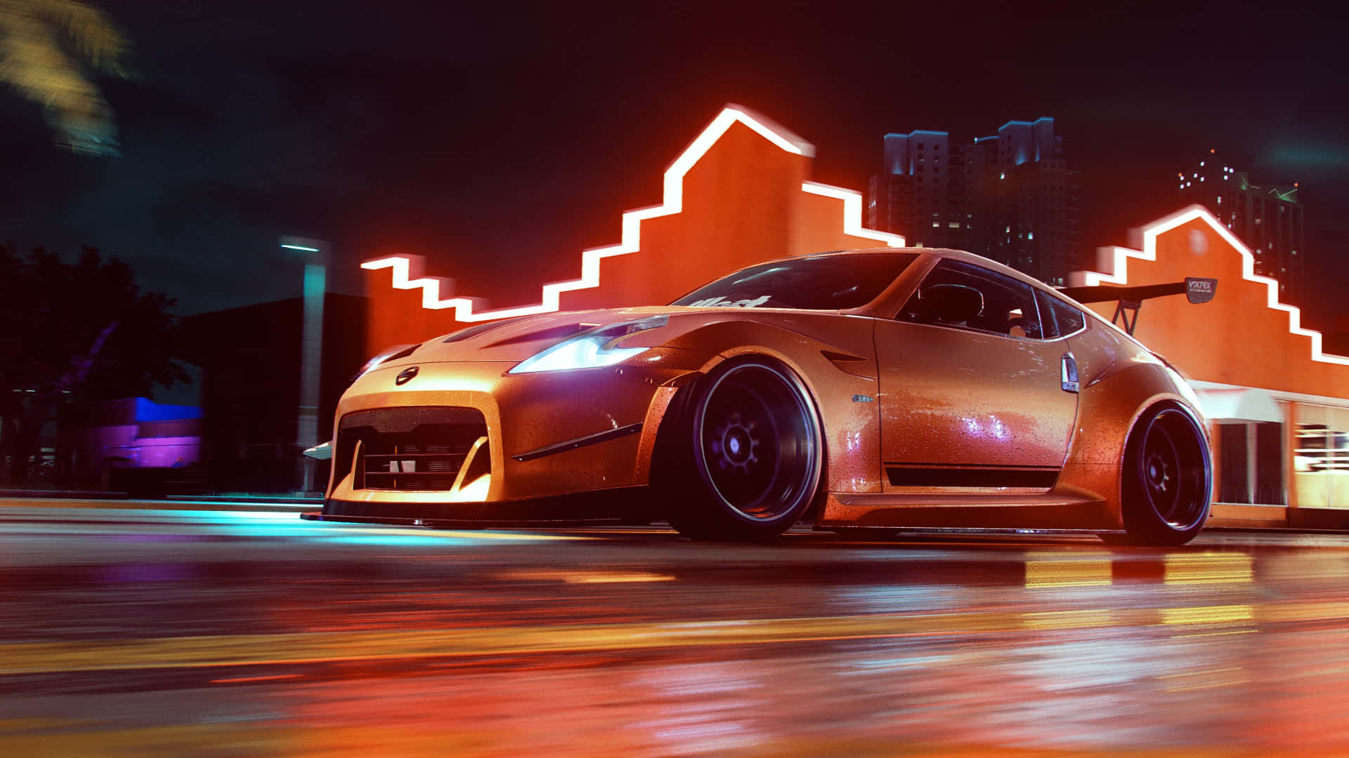 極速快感：Nissan 370Z夜間賽車 壁紙 — 一輛金色跑車在霓虹燈照亮嘅城市夜街上高速飛馳，帶有動態模糊同閃爍倒影。