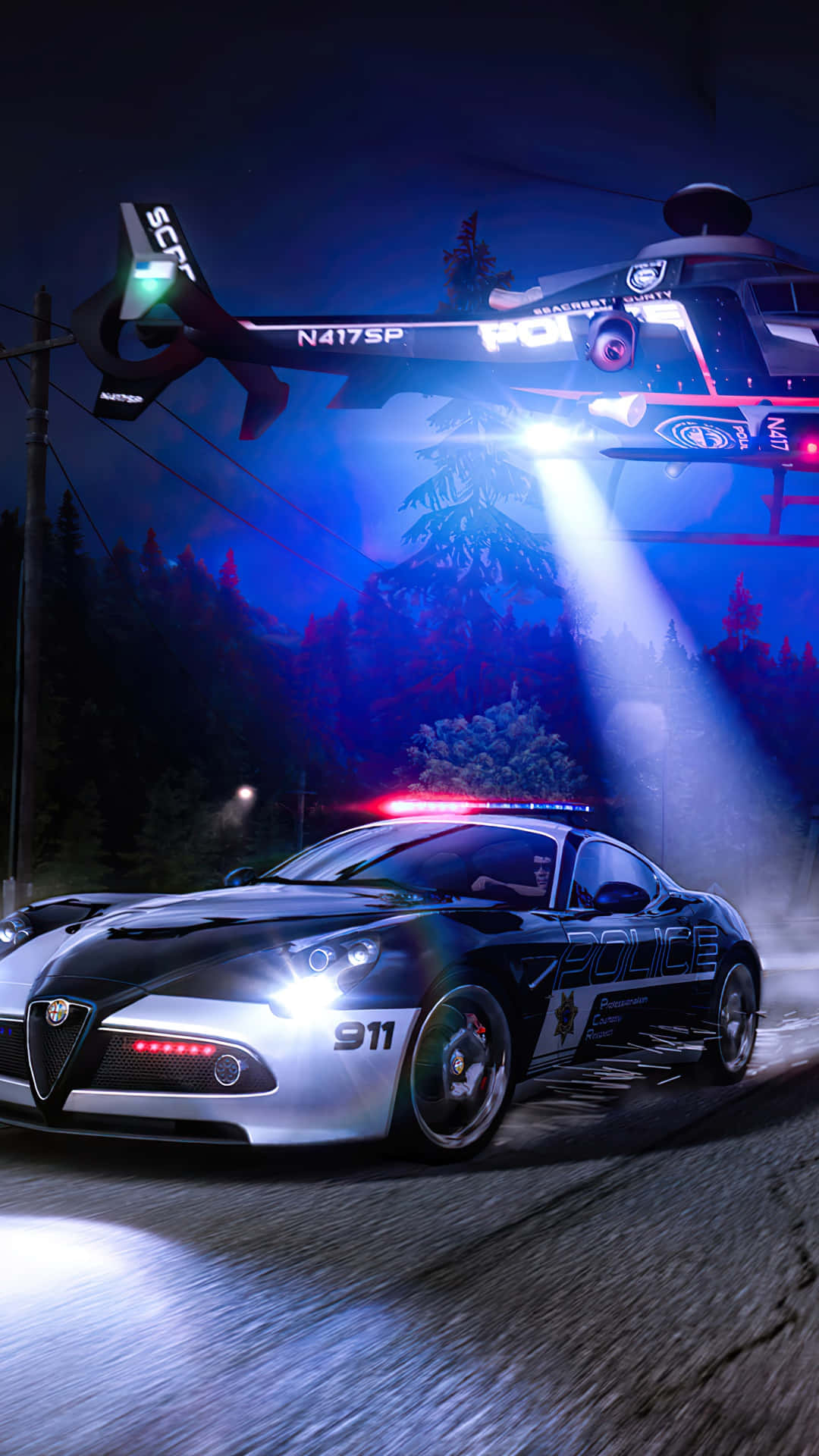 夜間在直升機探照燈下高速行駛的警車。