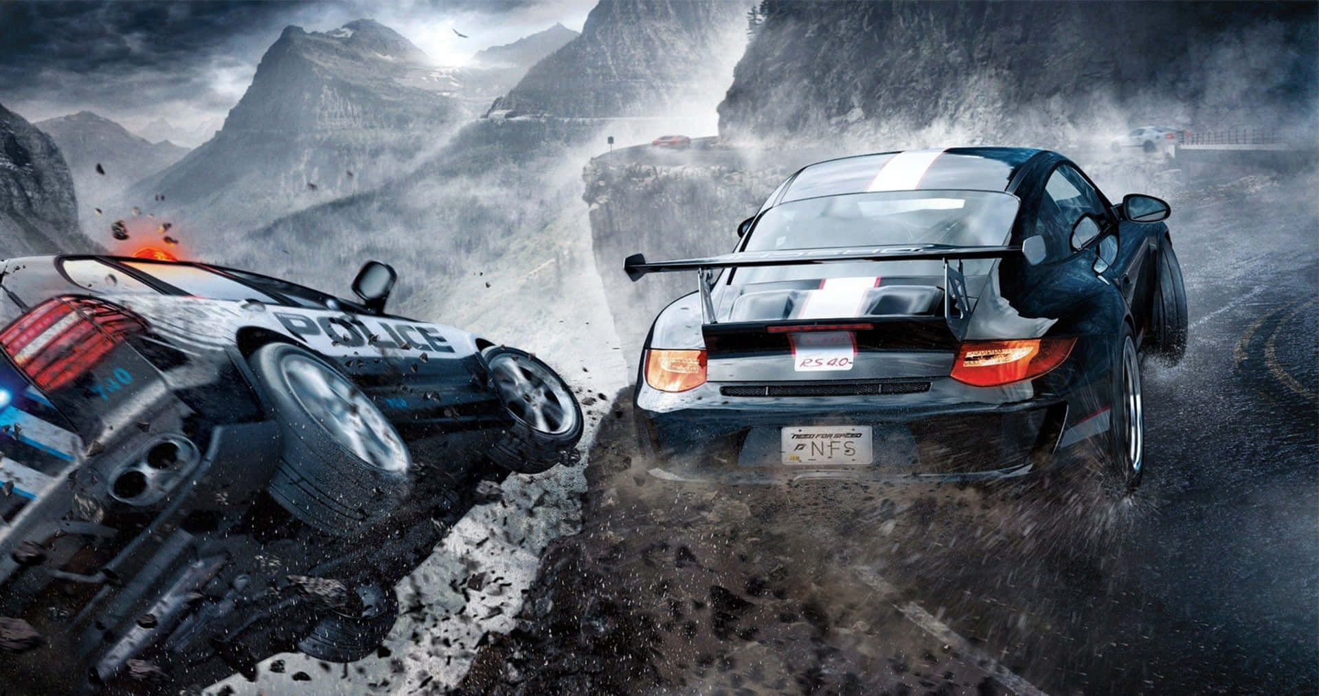 黑色跑車在暴風雨中的山路上逃離警車追捕。