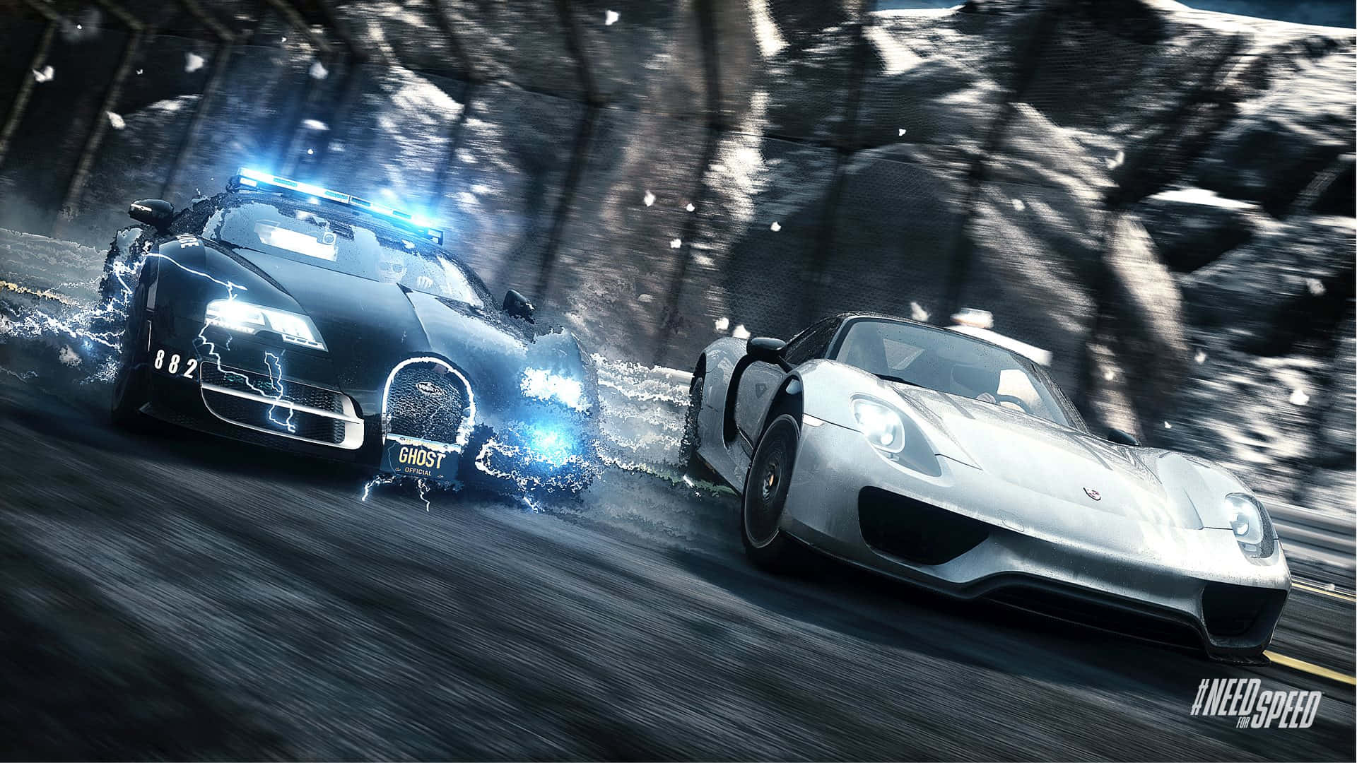 《極速快感》背景：保時捷918 Spyder 壁紙 — 兩輛高速跑車在潮濕的隧道中競速，警車上飛出藍色電火花。
