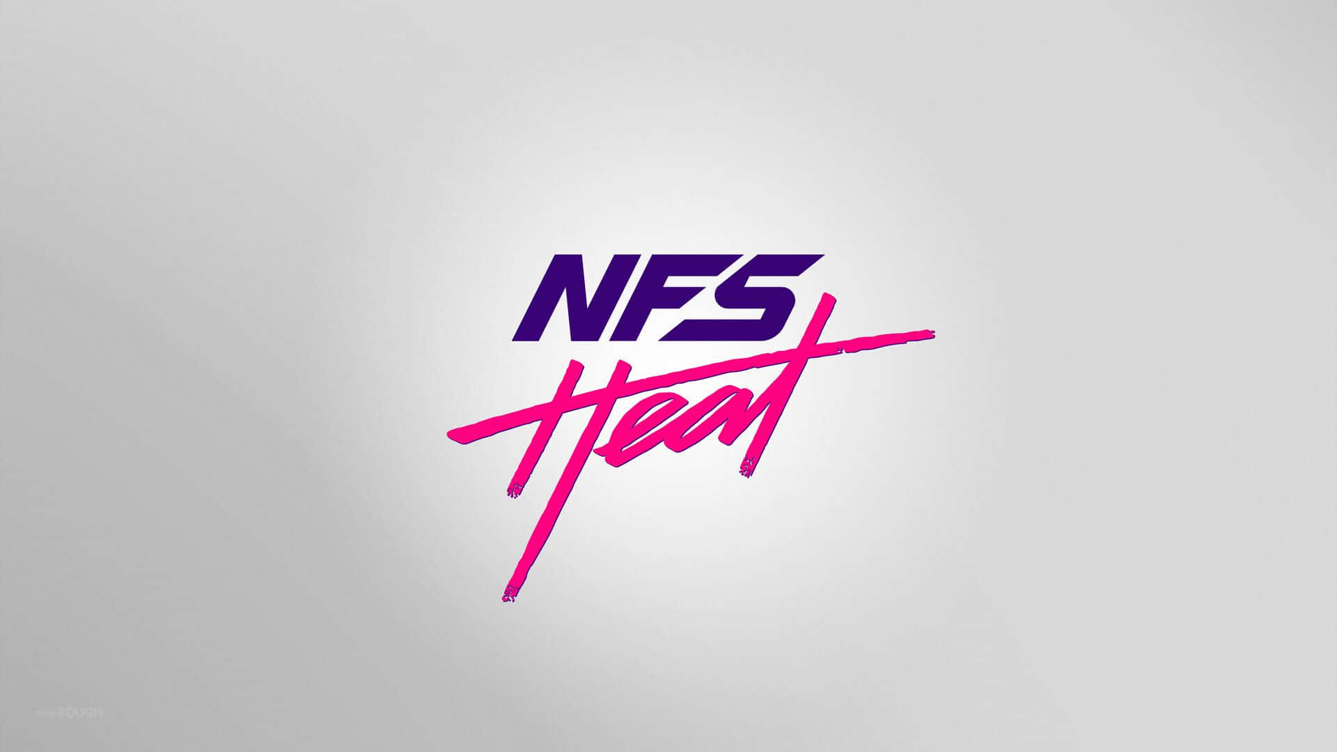 極速狂熱：灰色背景 壁紙 — 大膽的紫色和粉紅色 NFS Heat 標誌居中在柔和的灰色漸變背景上。
