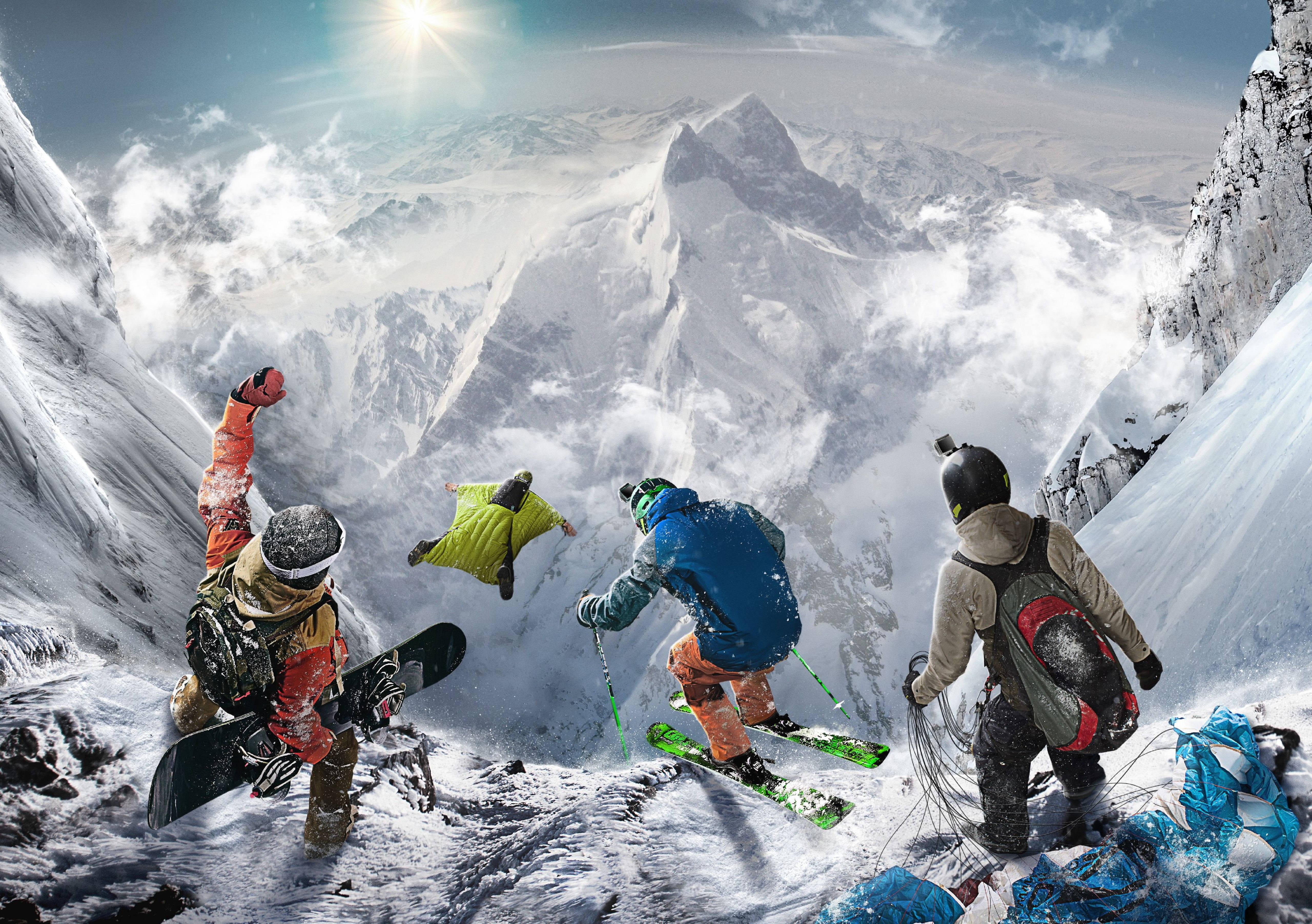 極限運動遊戲 Steep 壁紙 — 四位滑雪板手和滑雪者從雪崖上躍下，背景是高聳的山峰和陽光照耀的雲層。