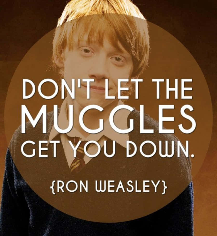 Harry Potter Quotes 桌布 壁紙 — 榮恩·衛斯理的近距離肖像，帶有勵志語錄，背景為暖色圓形。