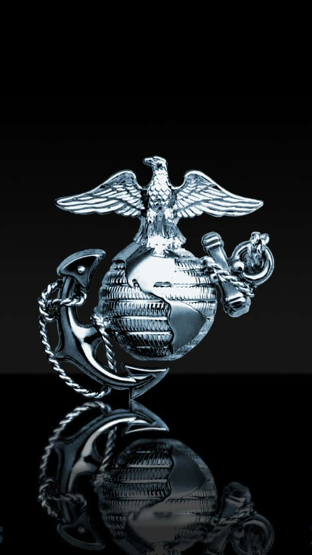 榮譽、勇氣與承諾：美國海軍陸戰隊 壁紙 — 一個拋光銀色的美國海軍陸戰隊徽章，帶有鷹、地球和錨，在黑色表面上清晰反射。