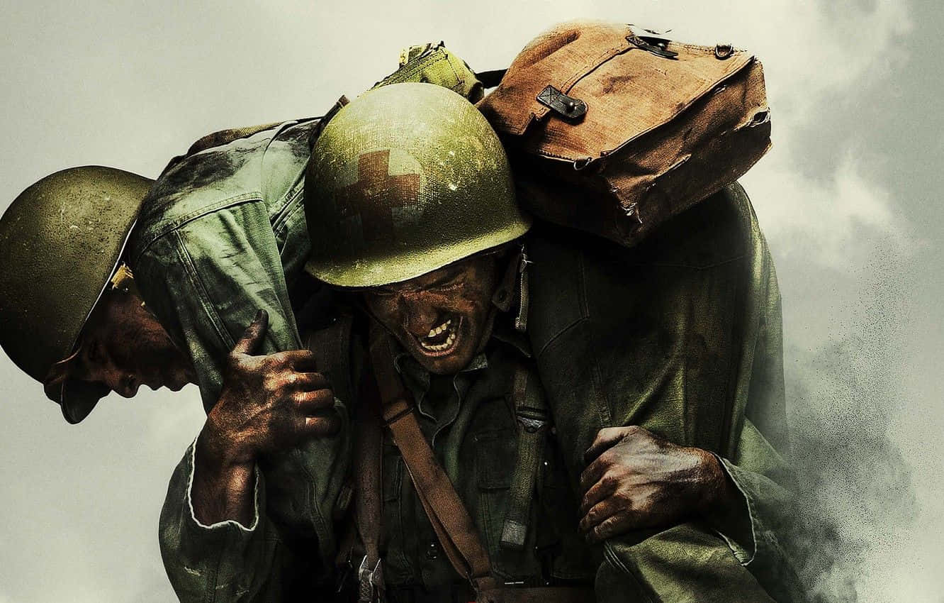 兩名士兵在戰場煙霧中抬著一名受傷的戰友。