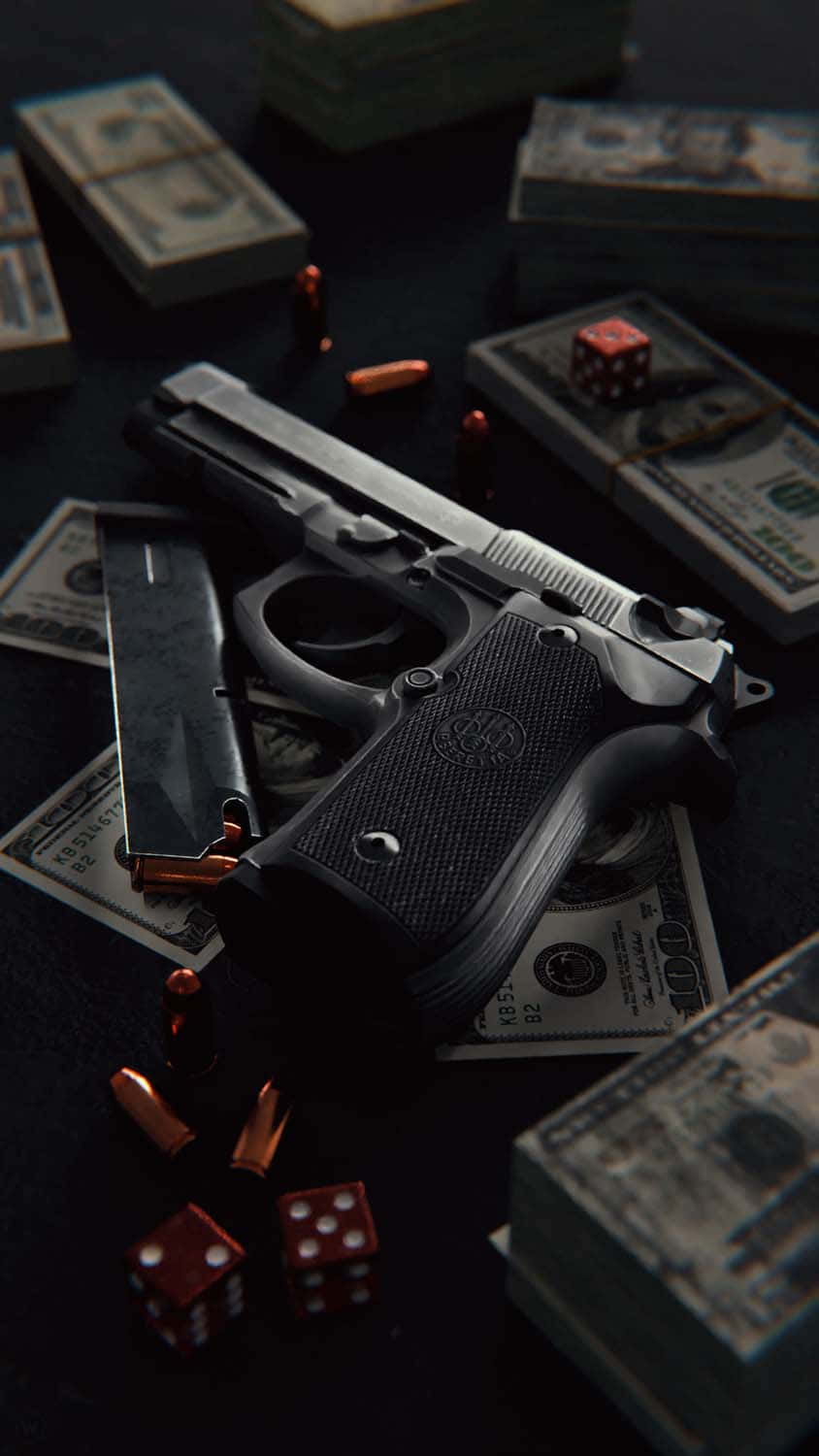 槍與現金靜物攝影 壁紙 — 一把黑色手槍放在一堆現金上，周圍散落著子彈和紅色骰子，背景是深色表面。