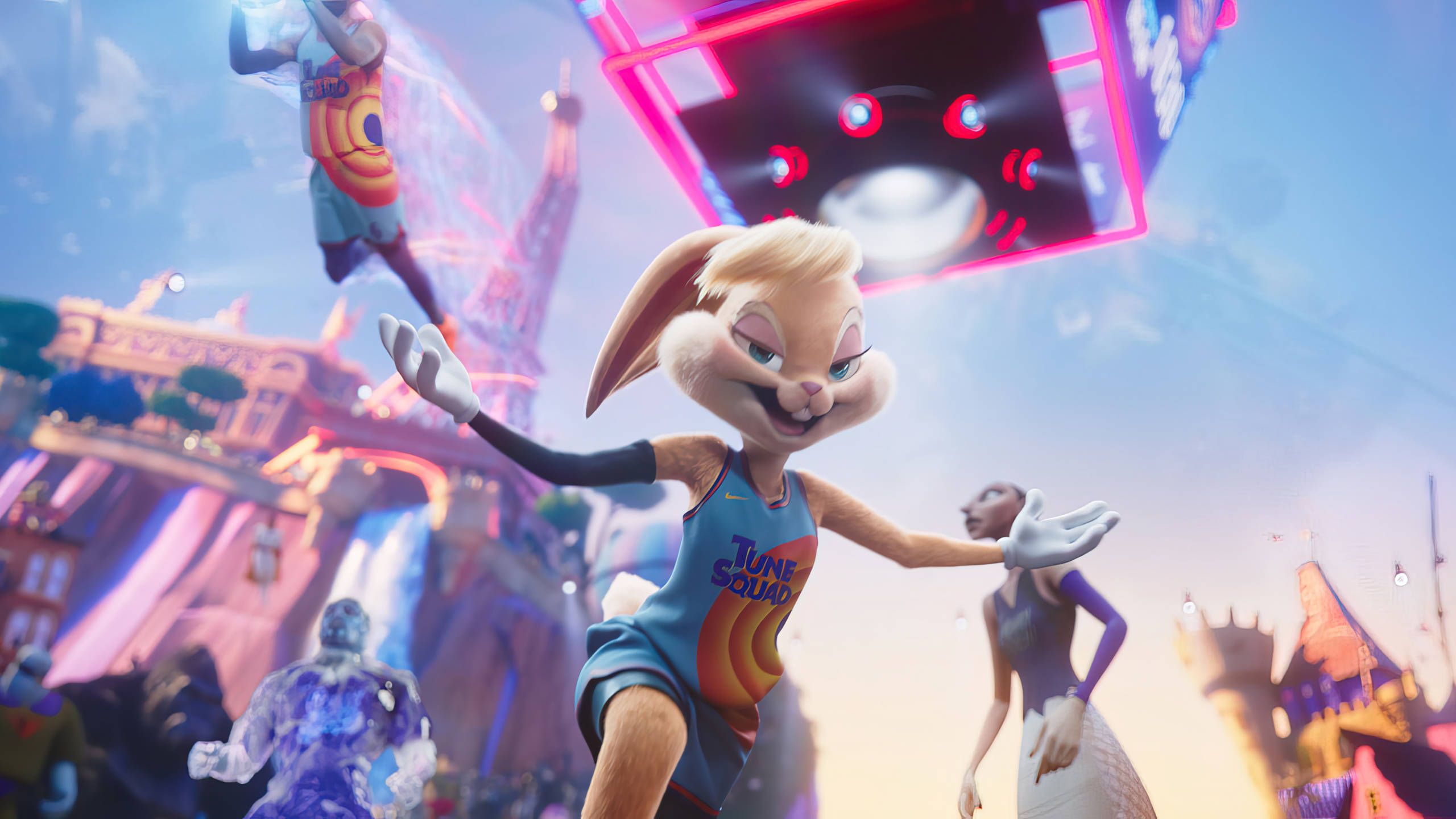 樂一通 Space Jam 2 茱莉亞 壁紙 — 賓尼兔身穿藍色「Tune Squad」球衣，在充滿活力的動畫籃球場上快樂跳舞，場內有漂浮的霓虹元素。