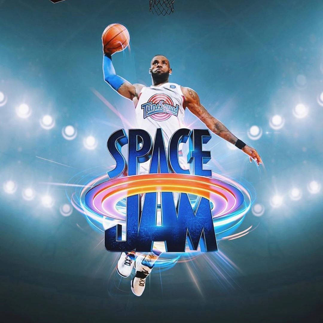 勒邦占士穿着太空也入樽球衣在半空中入樽，在明亮的場館燈光下。