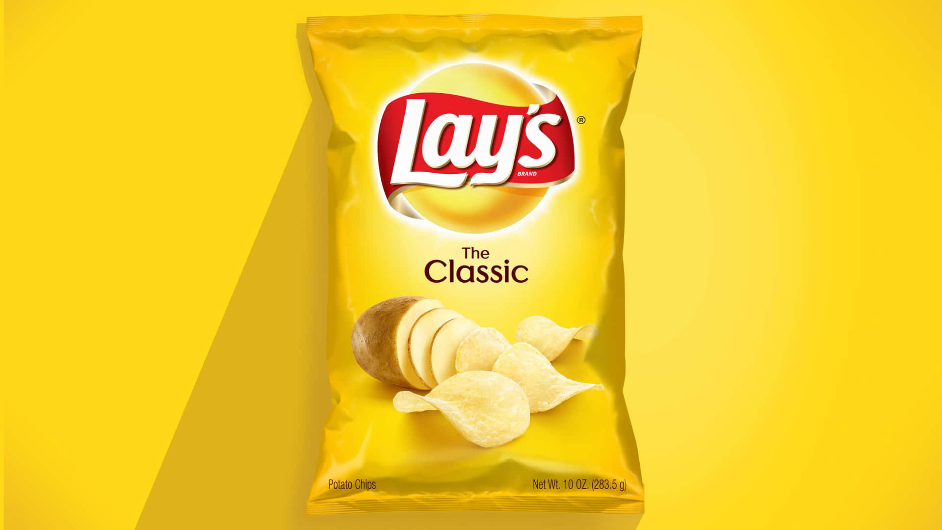 一袋Lay's Classic薯片在黃色背景上。